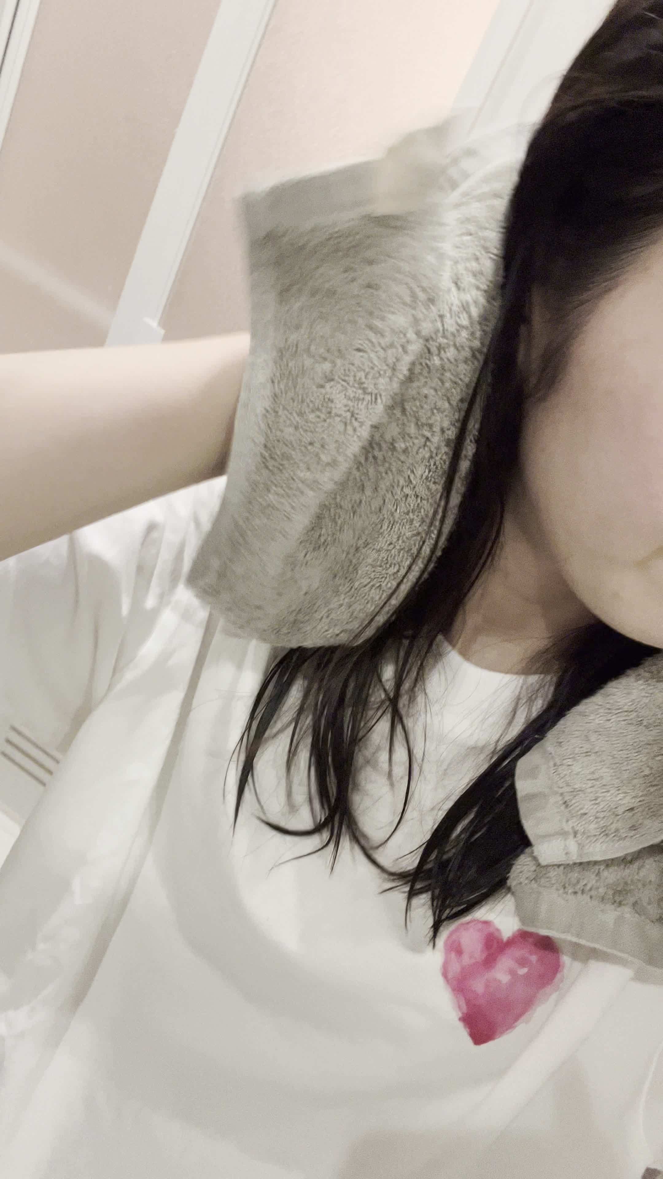 タオルで髪を拭く手