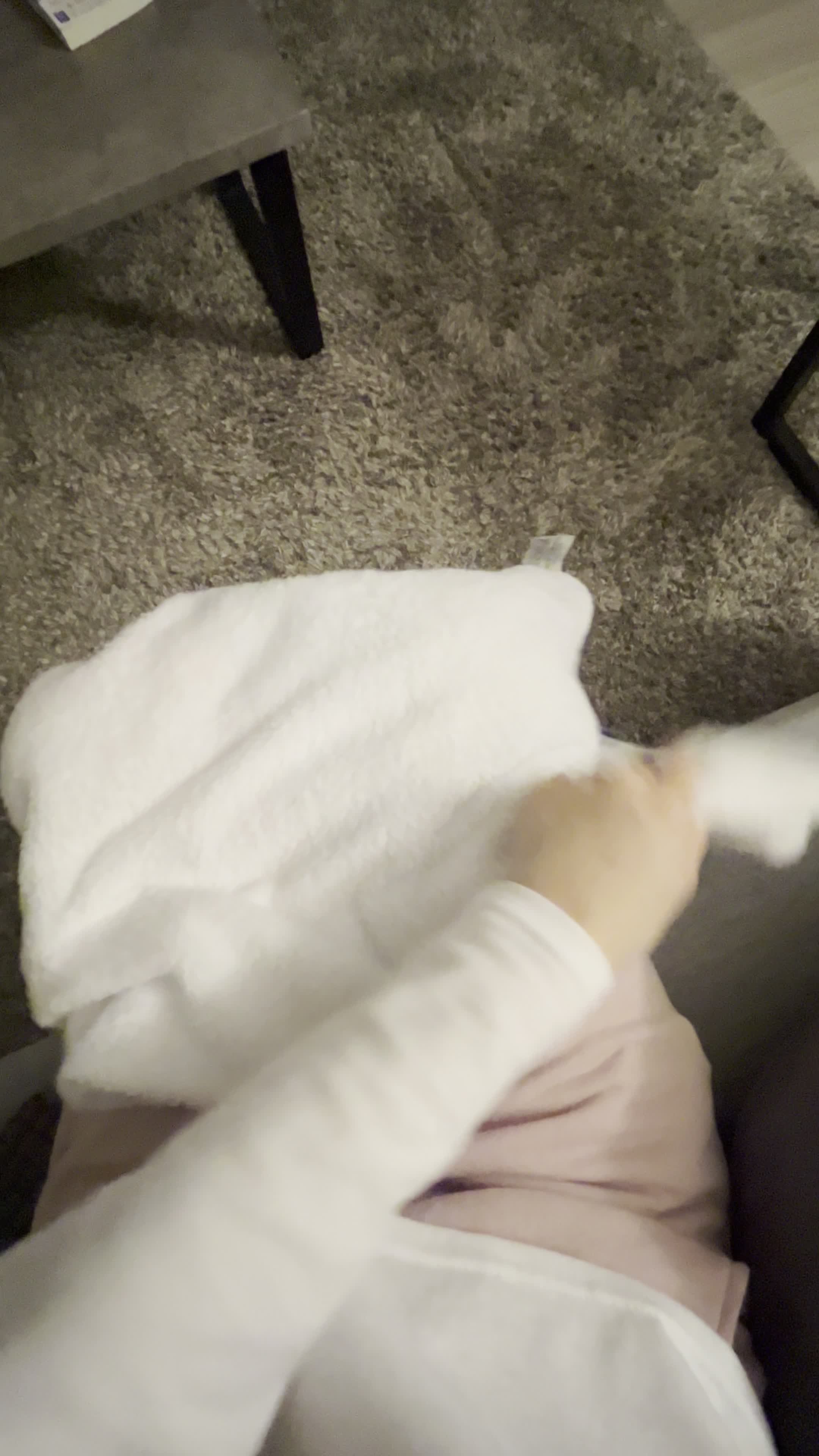 ブランケットをかける手