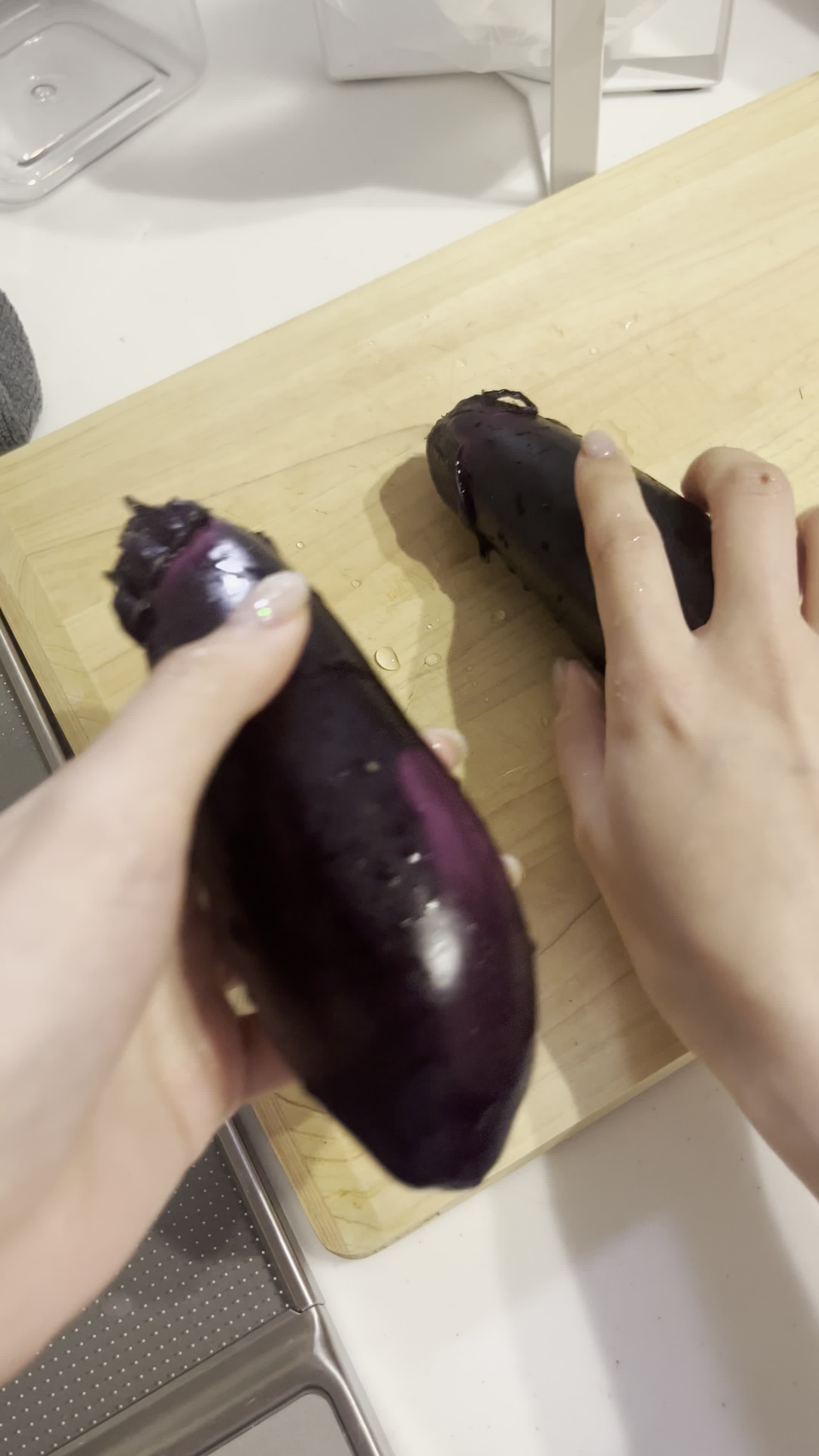 まな板の上の食材を並べる手