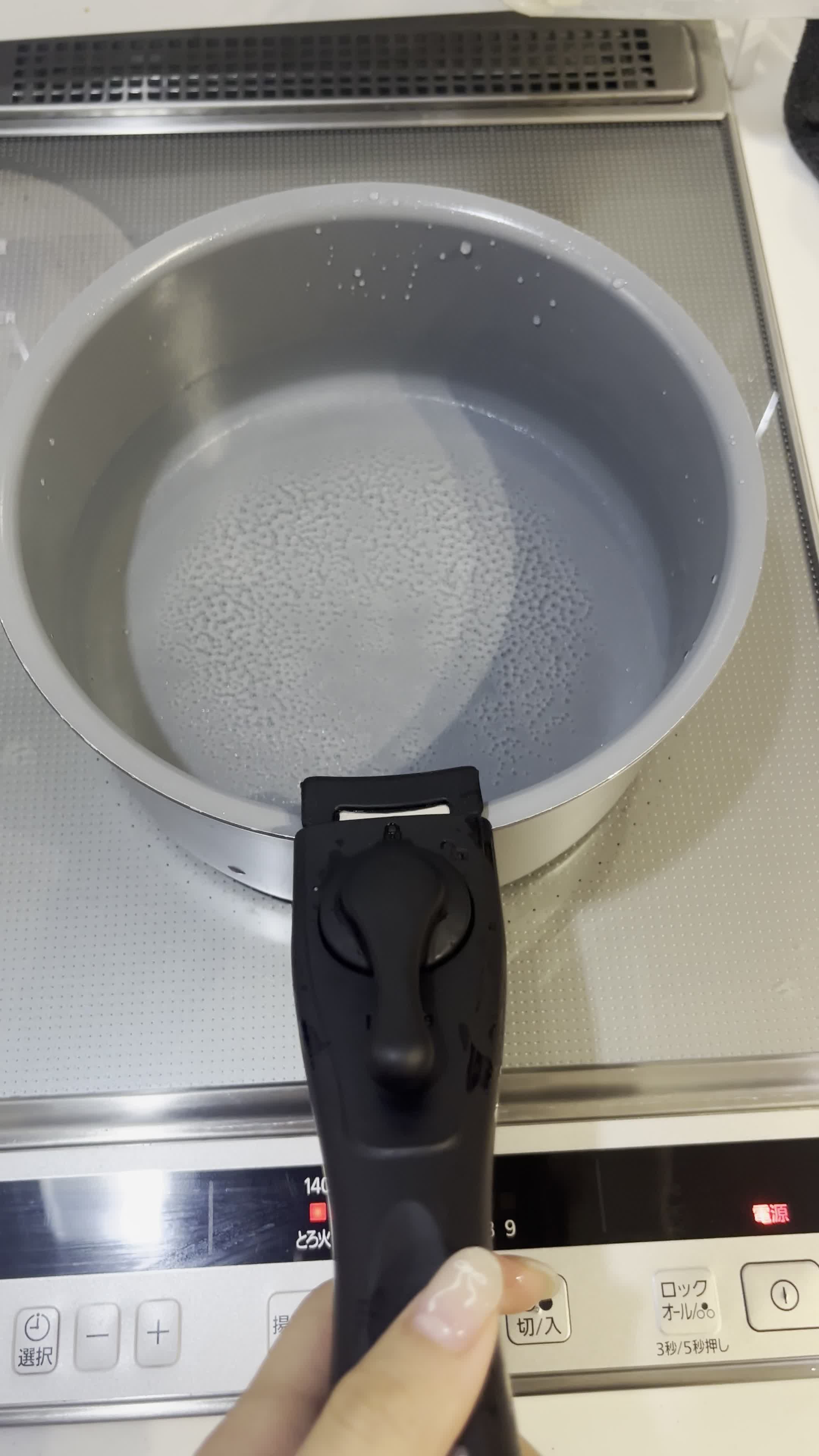 鍋を火にかける手元