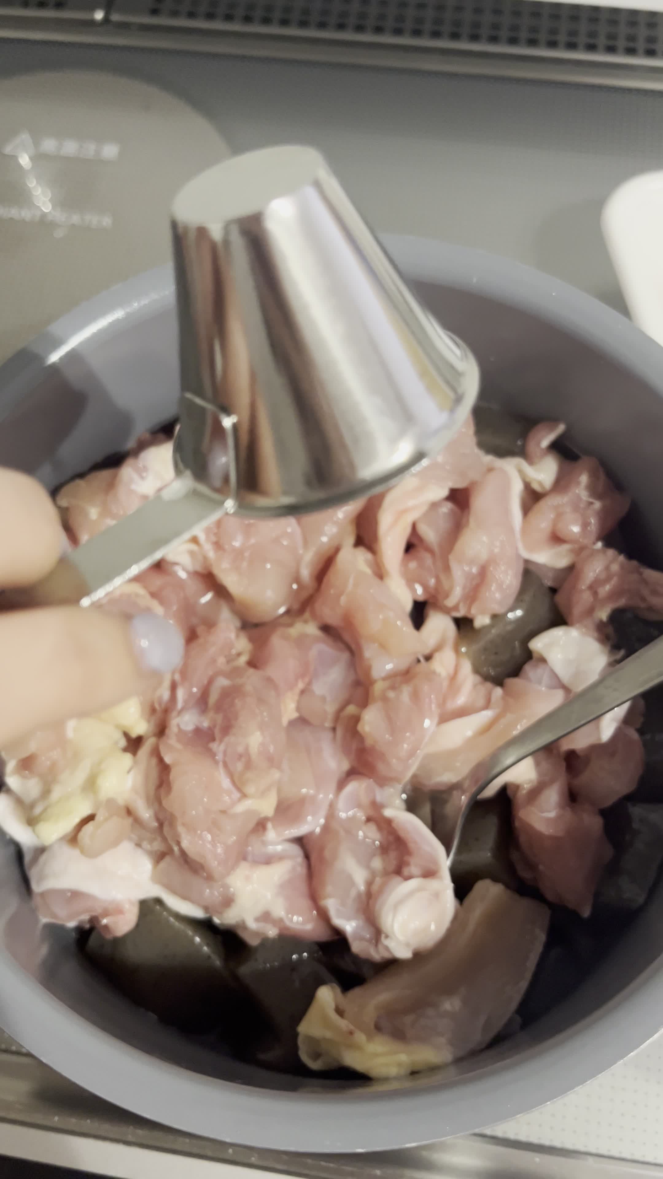 調味料を入れる手元
