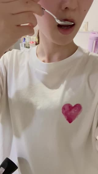 味見をするスプーンと口元
