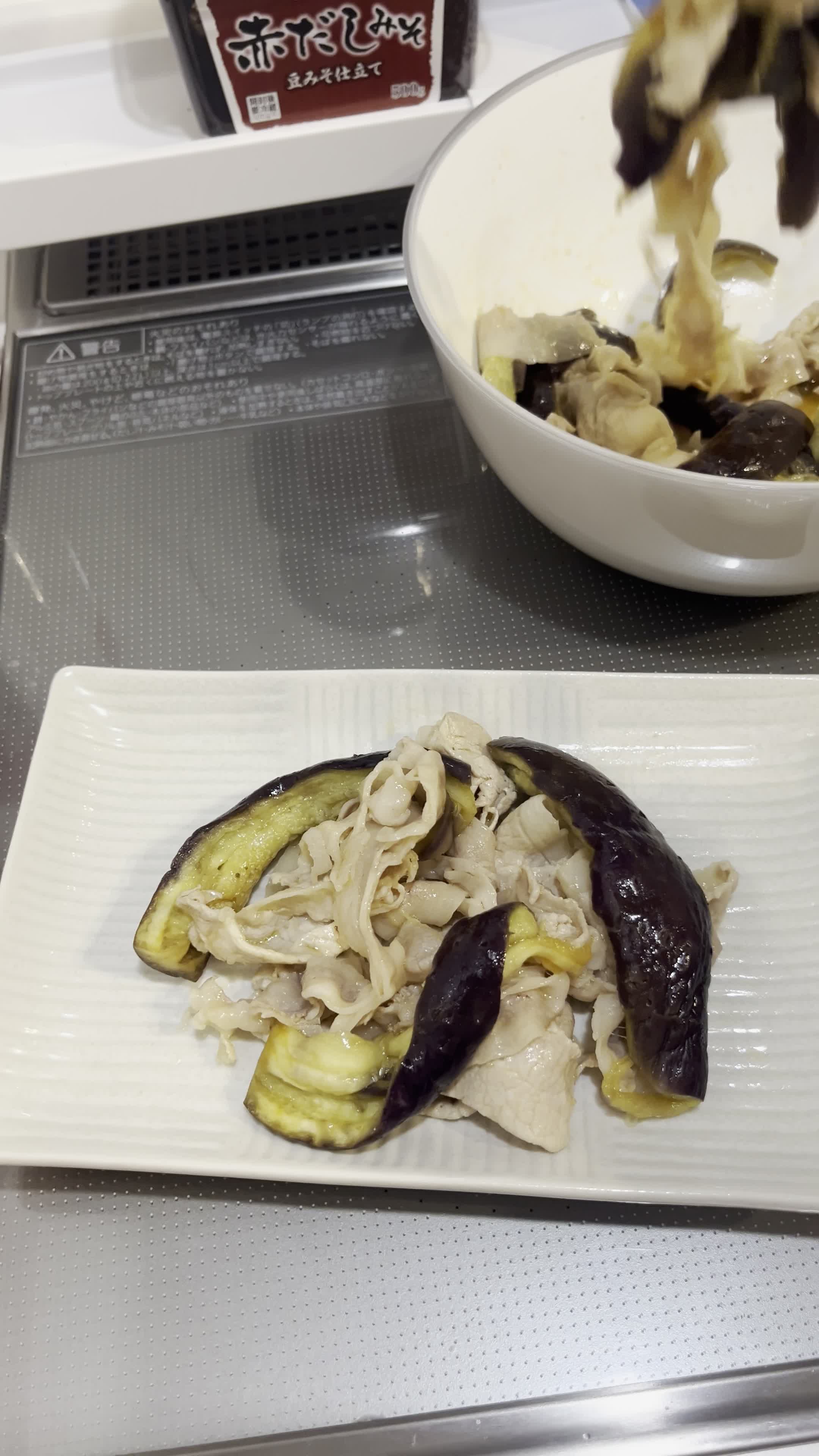 お皿に料理を盛り付ける手元