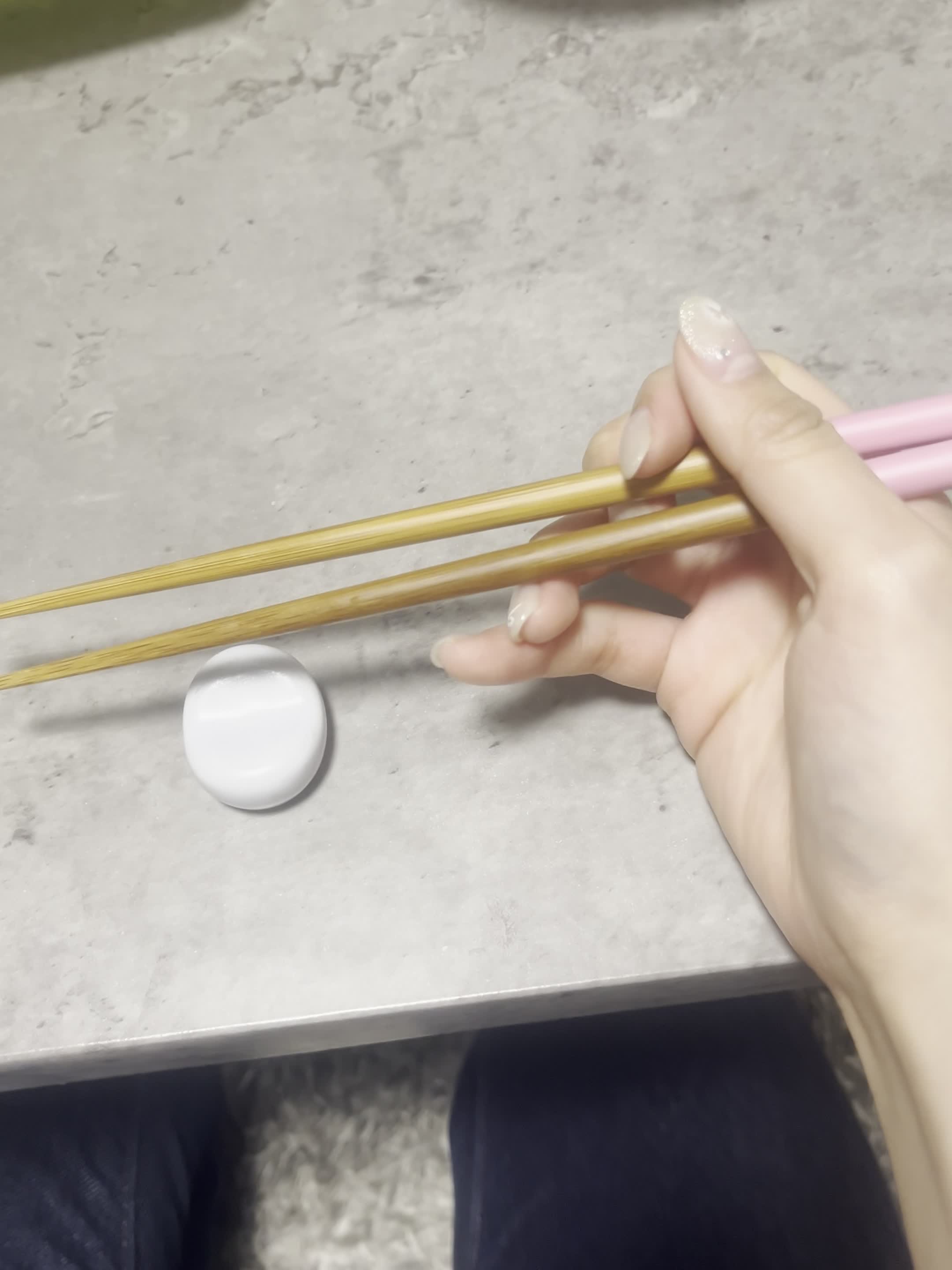 箸を持つ手元