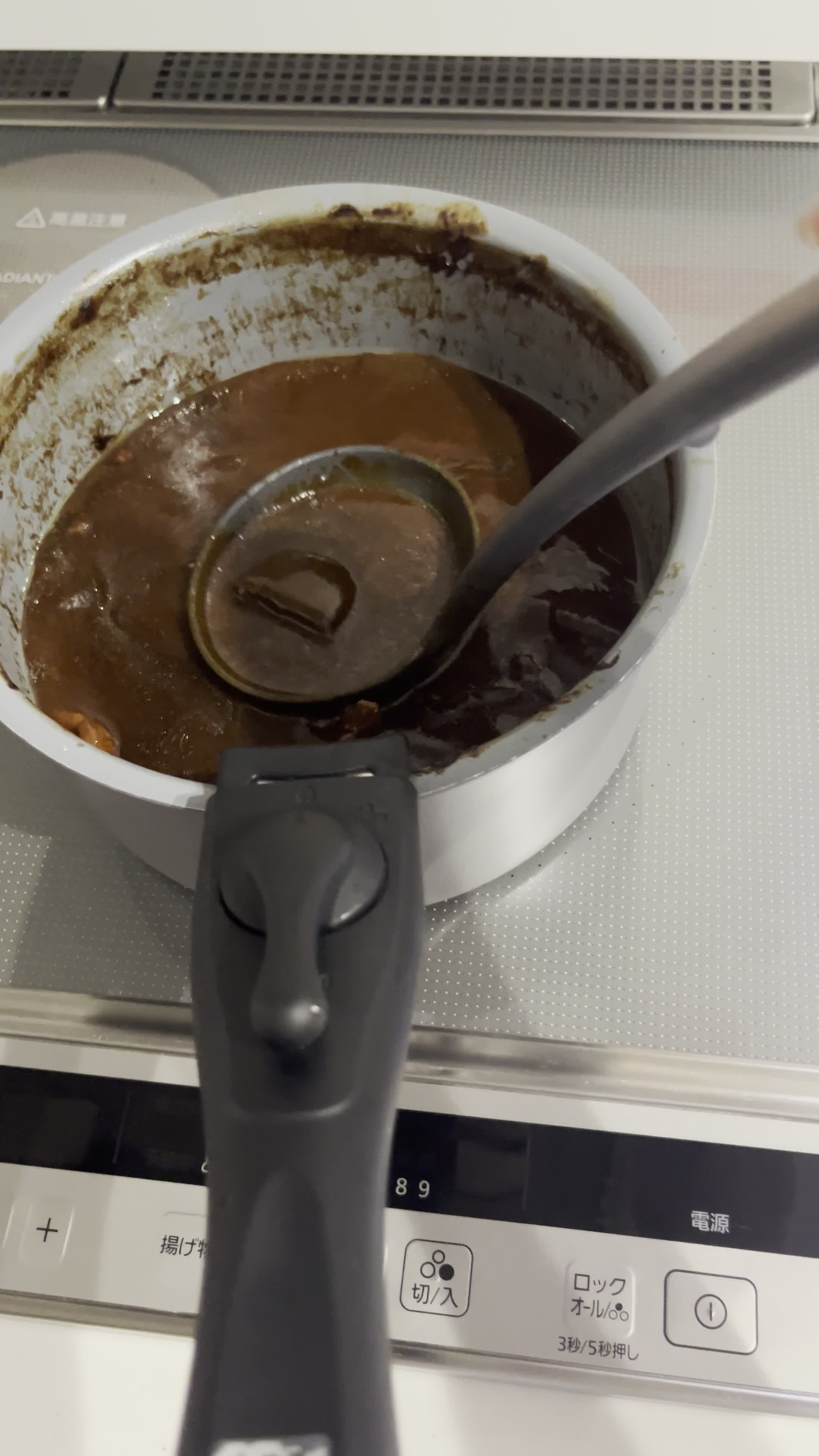 お玉ですくう手元