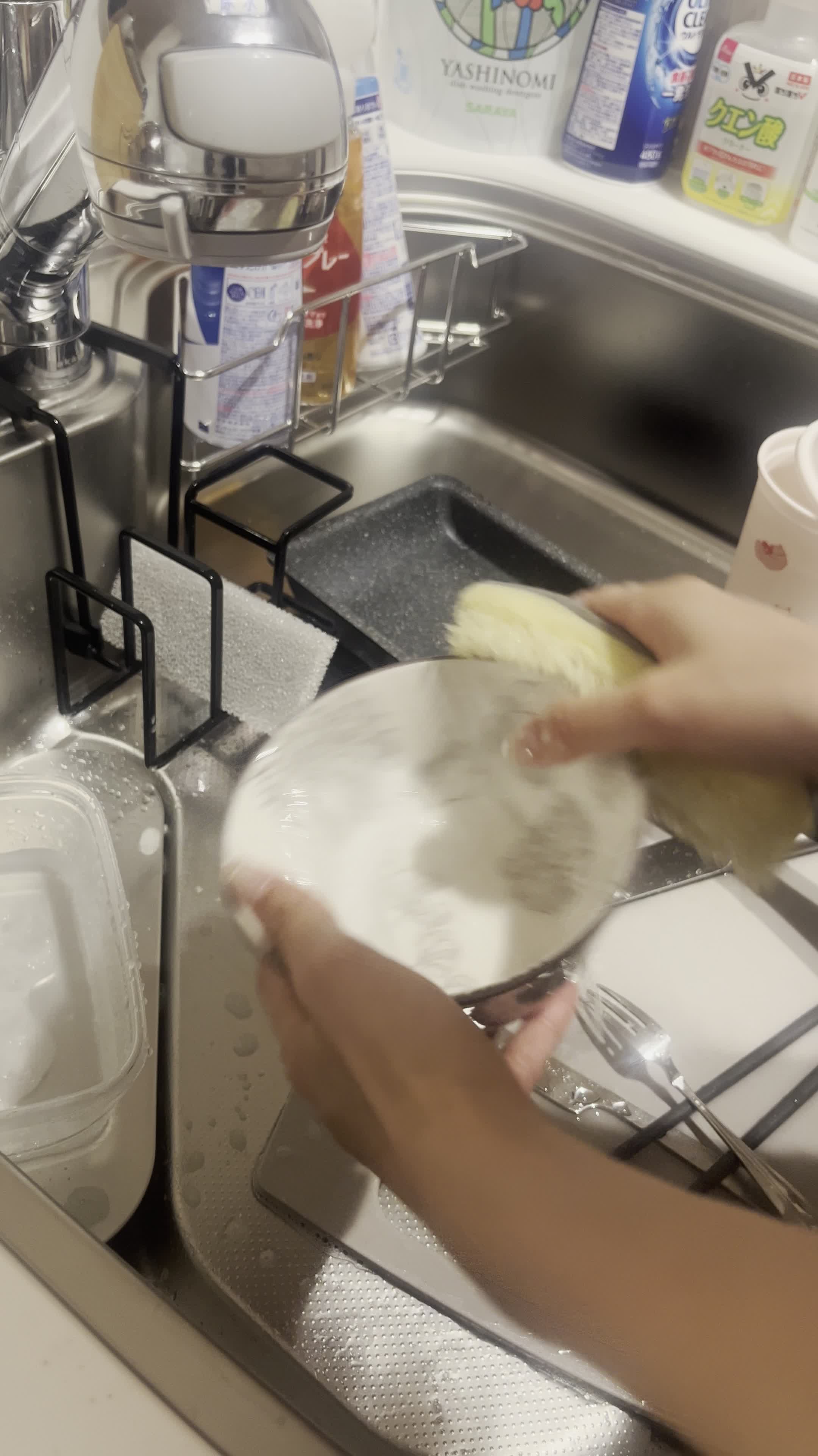 洗い物をする手元