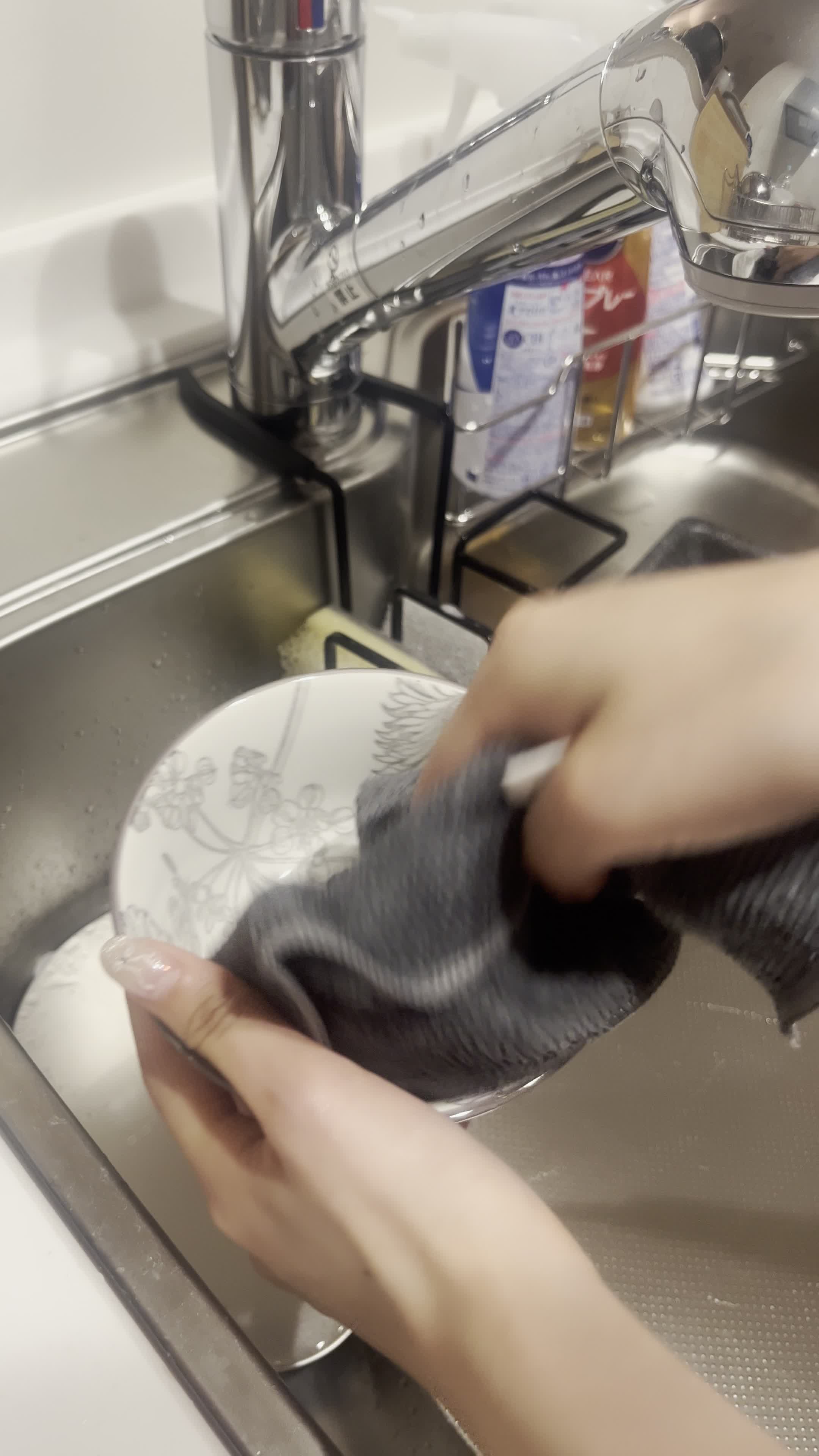 布巾でお皿を拭く手