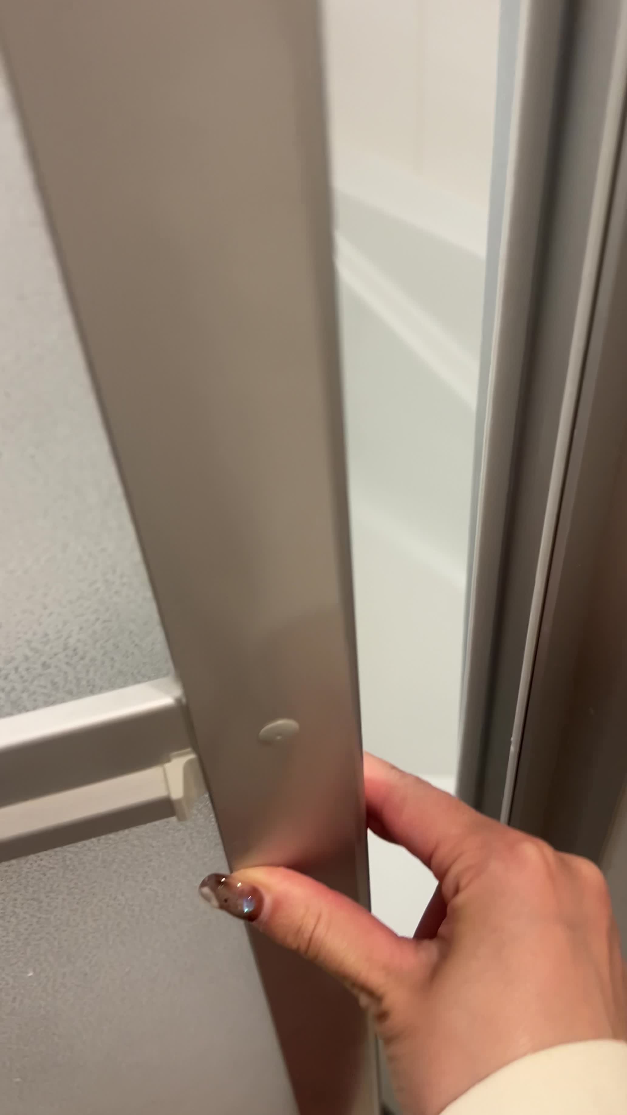 バスルームのドアを開ける手