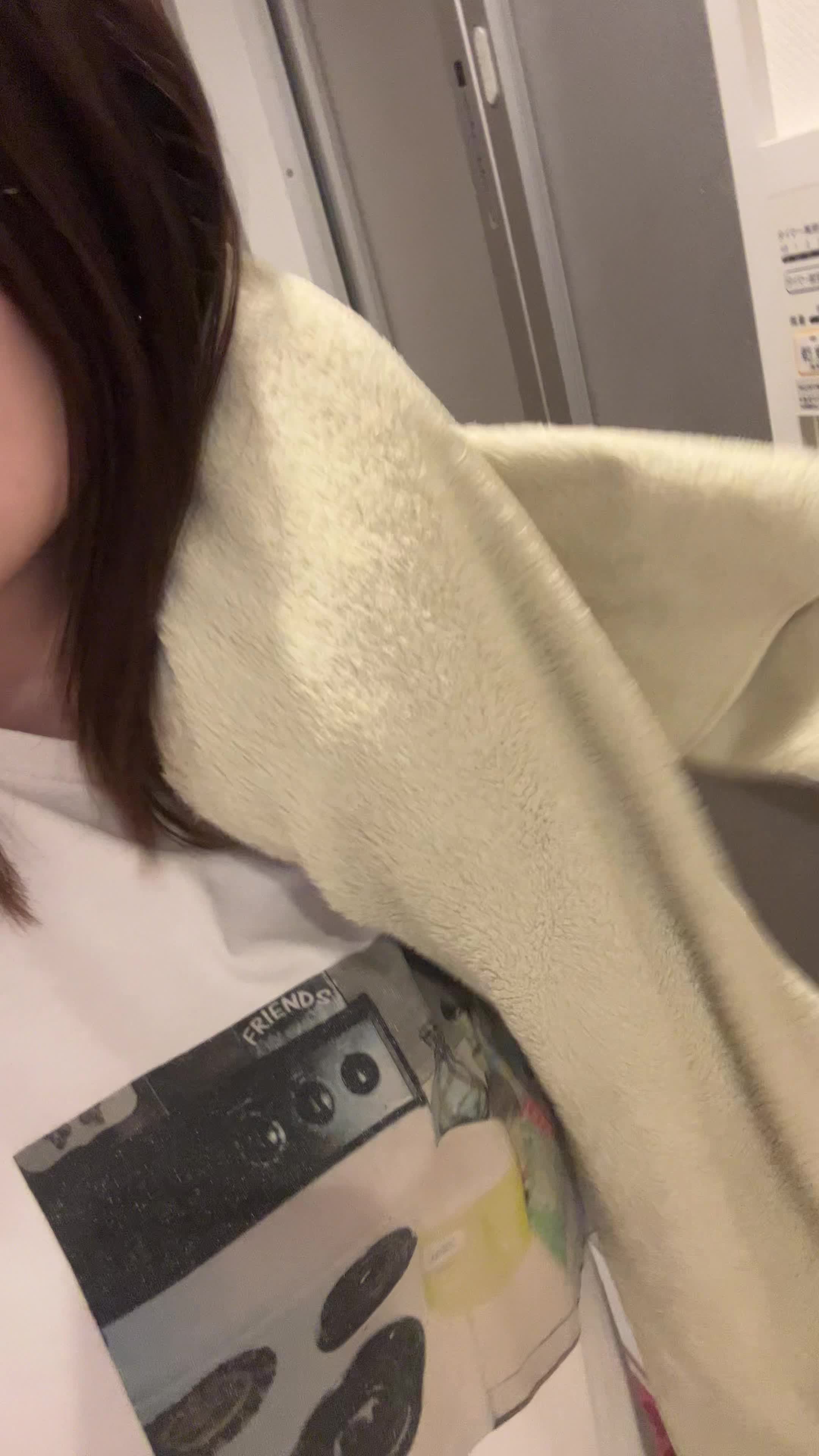 タオルで髪を拭く手