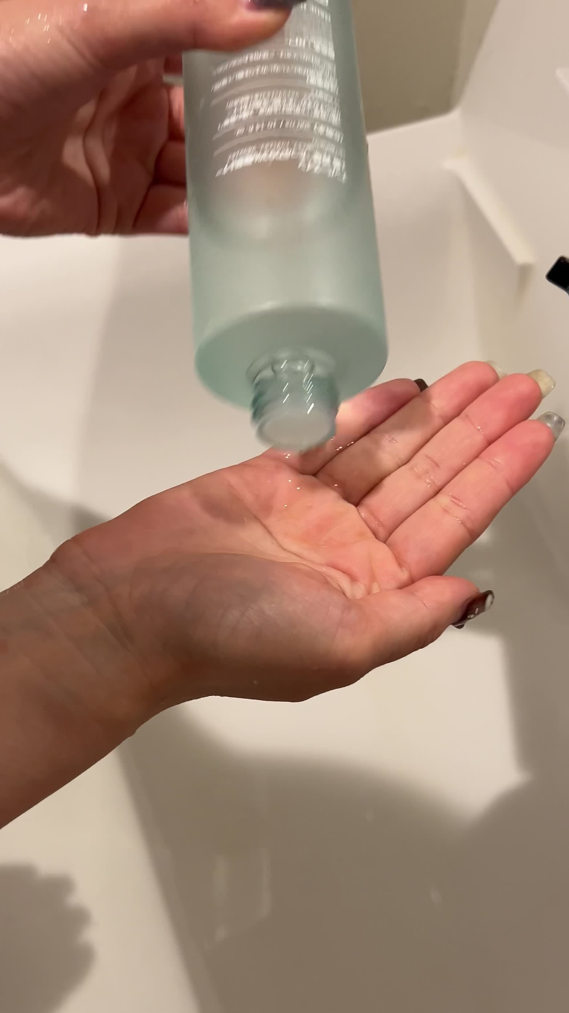 スキンケア（化粧水を手に取る）