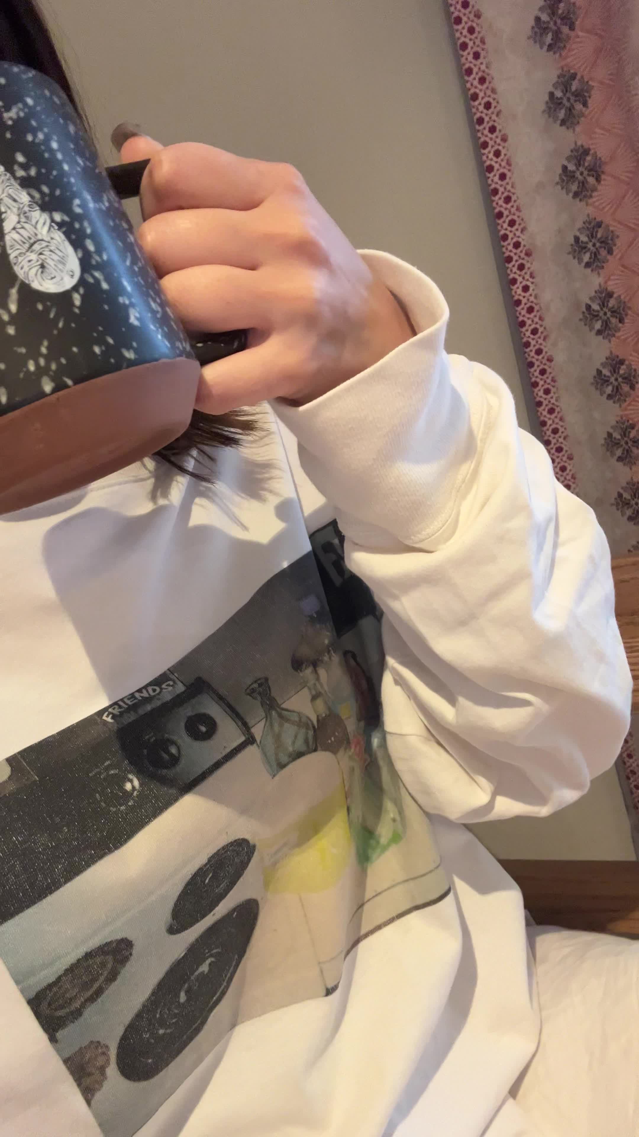 お茶や白湯を飲む手元