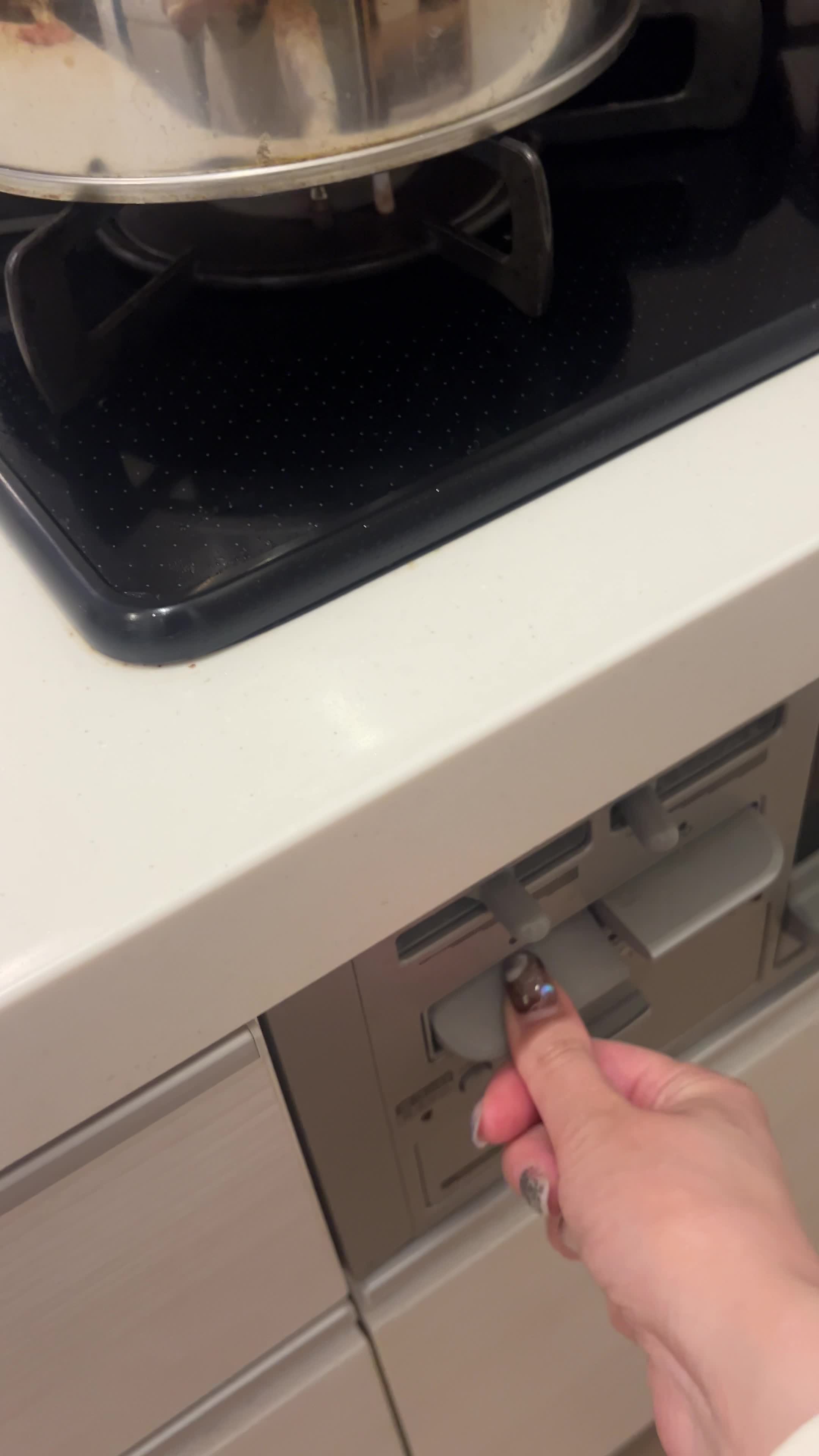 お湯を沸かす手元