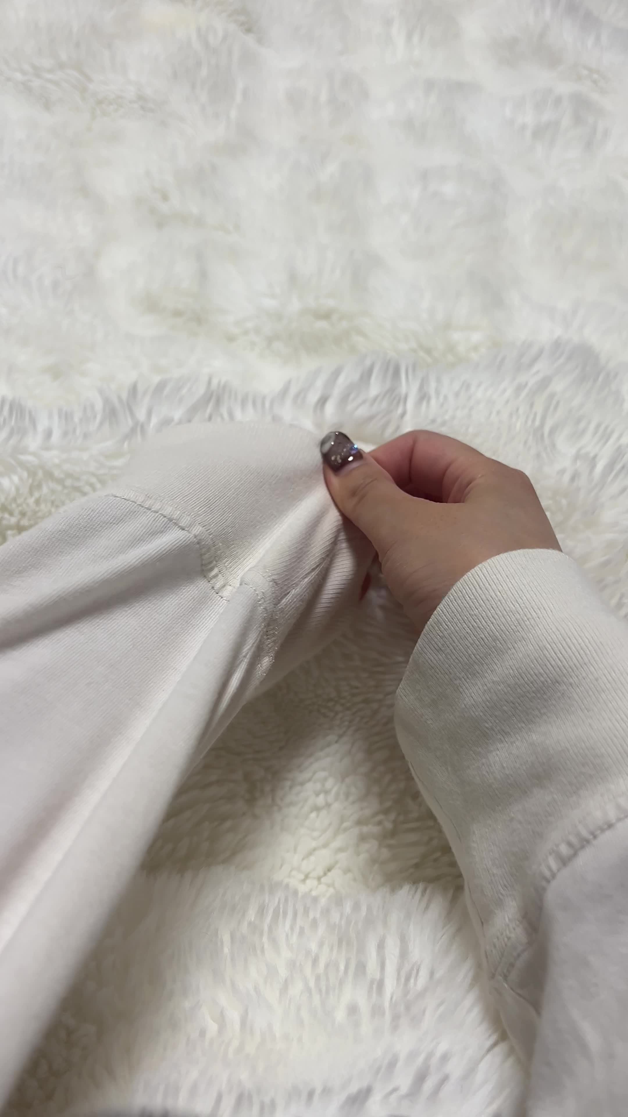 パジャマの袖を整える手