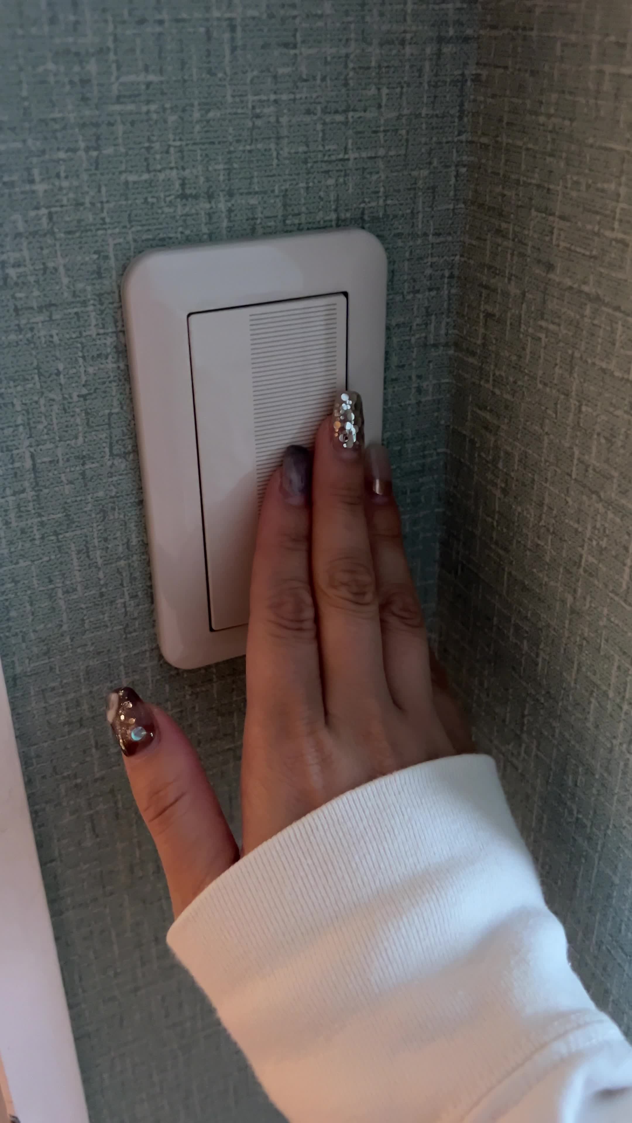 電気を消す手