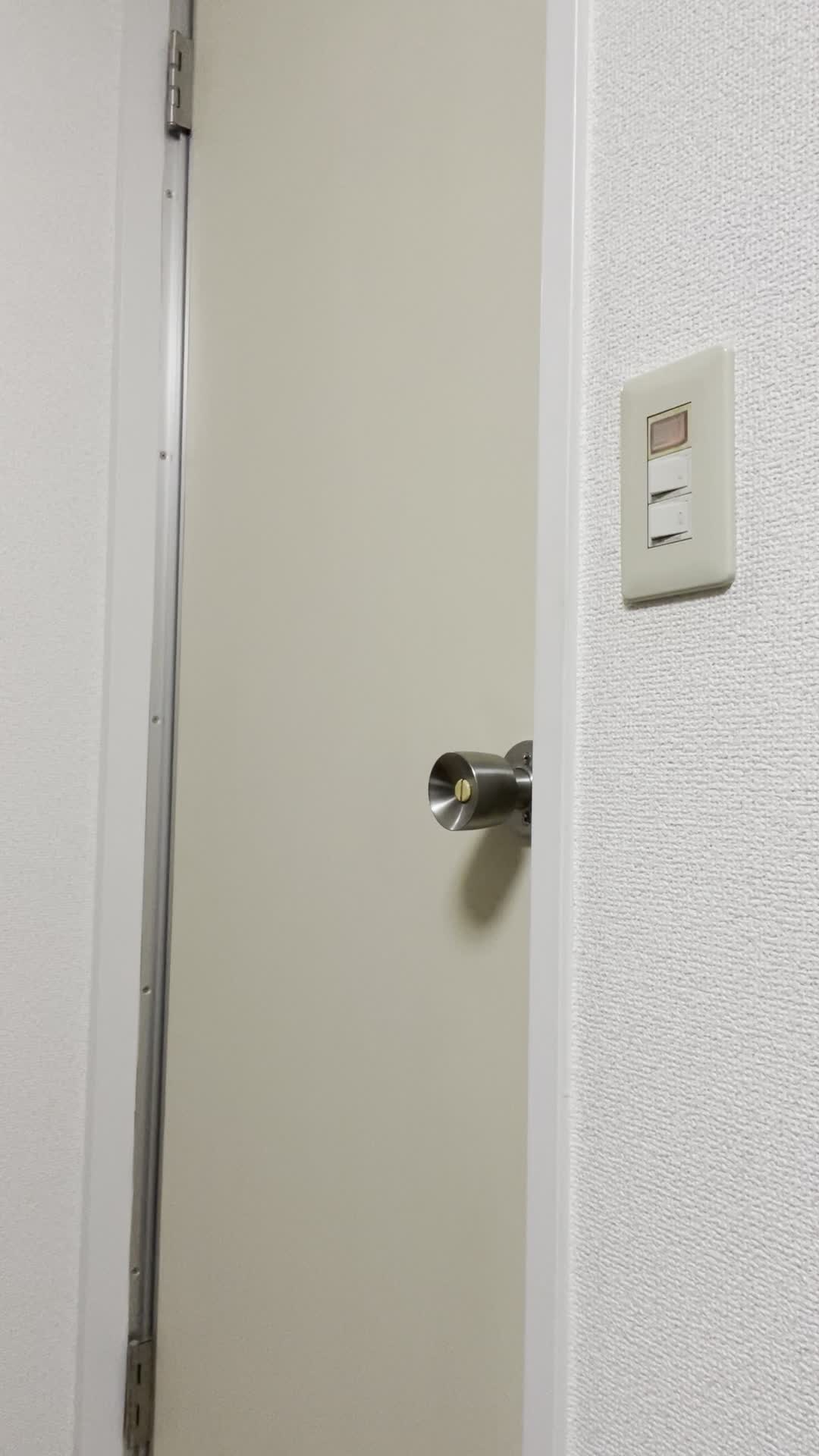 バスルームのドアを開ける手