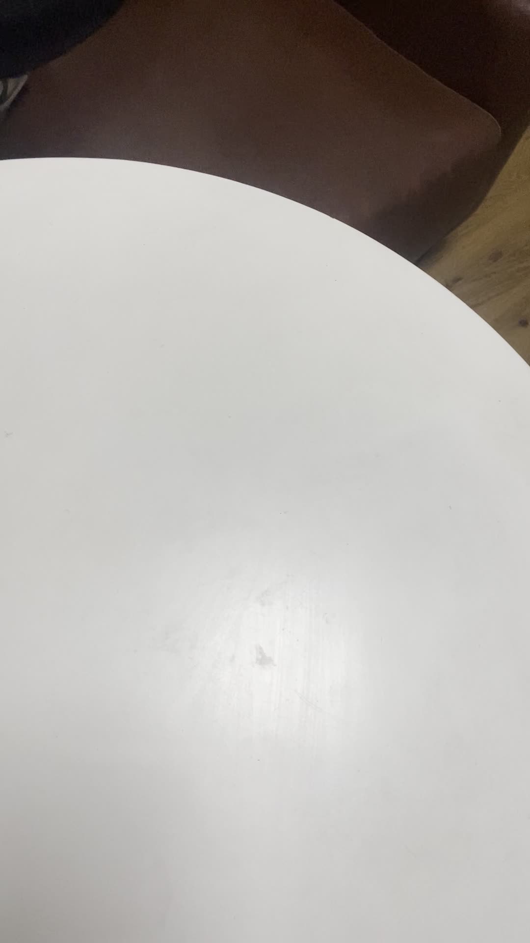 スキンケア（化粧水を手に取る）