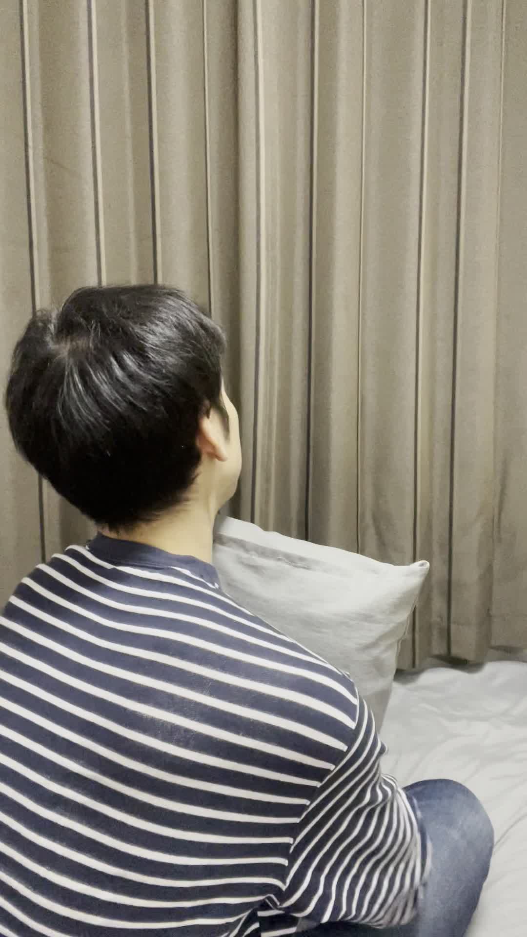 クッションを抱きしめる後ろ姿