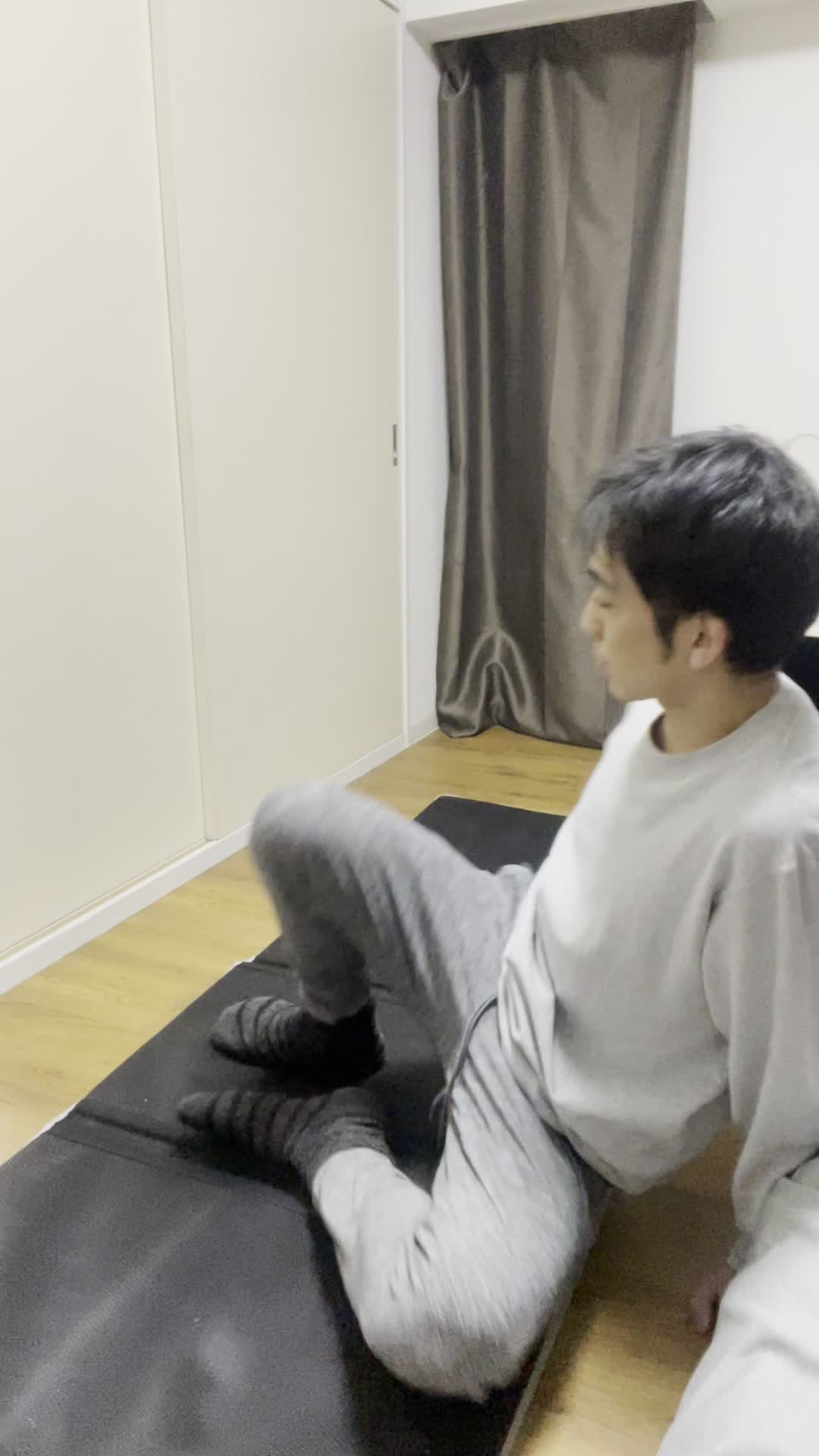 ストレッチをする後ろ姿