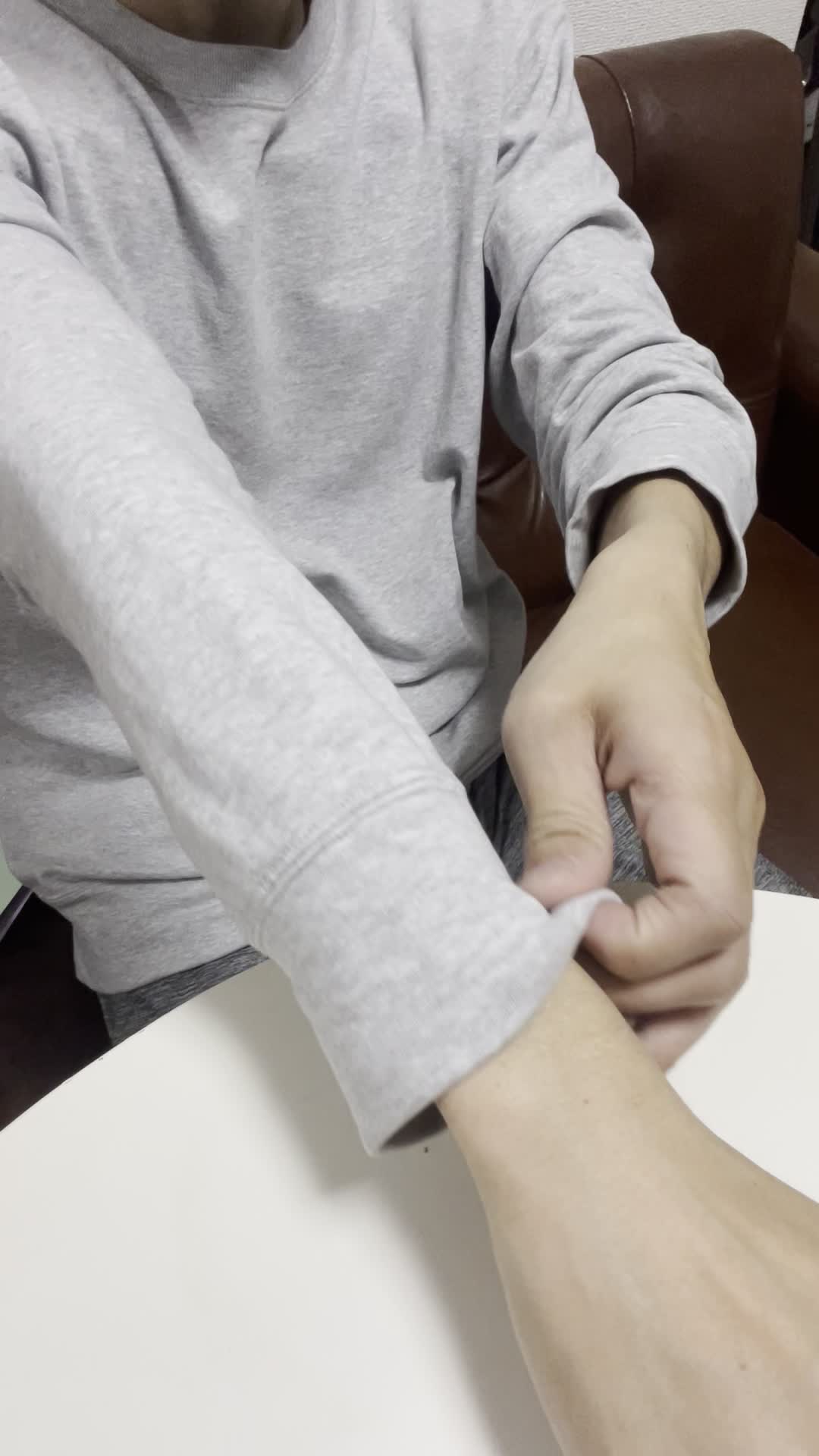 パジャマの袖を整える手