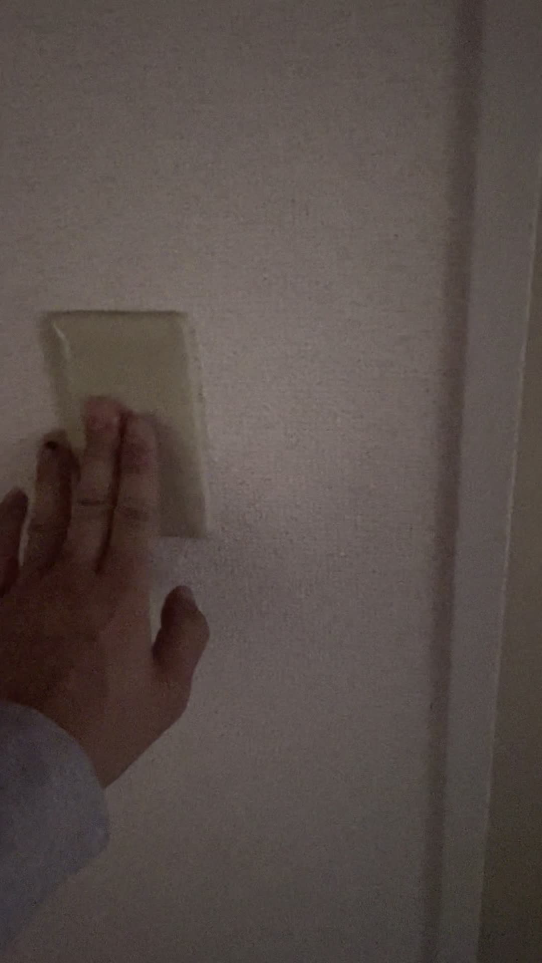 電気を消す手
