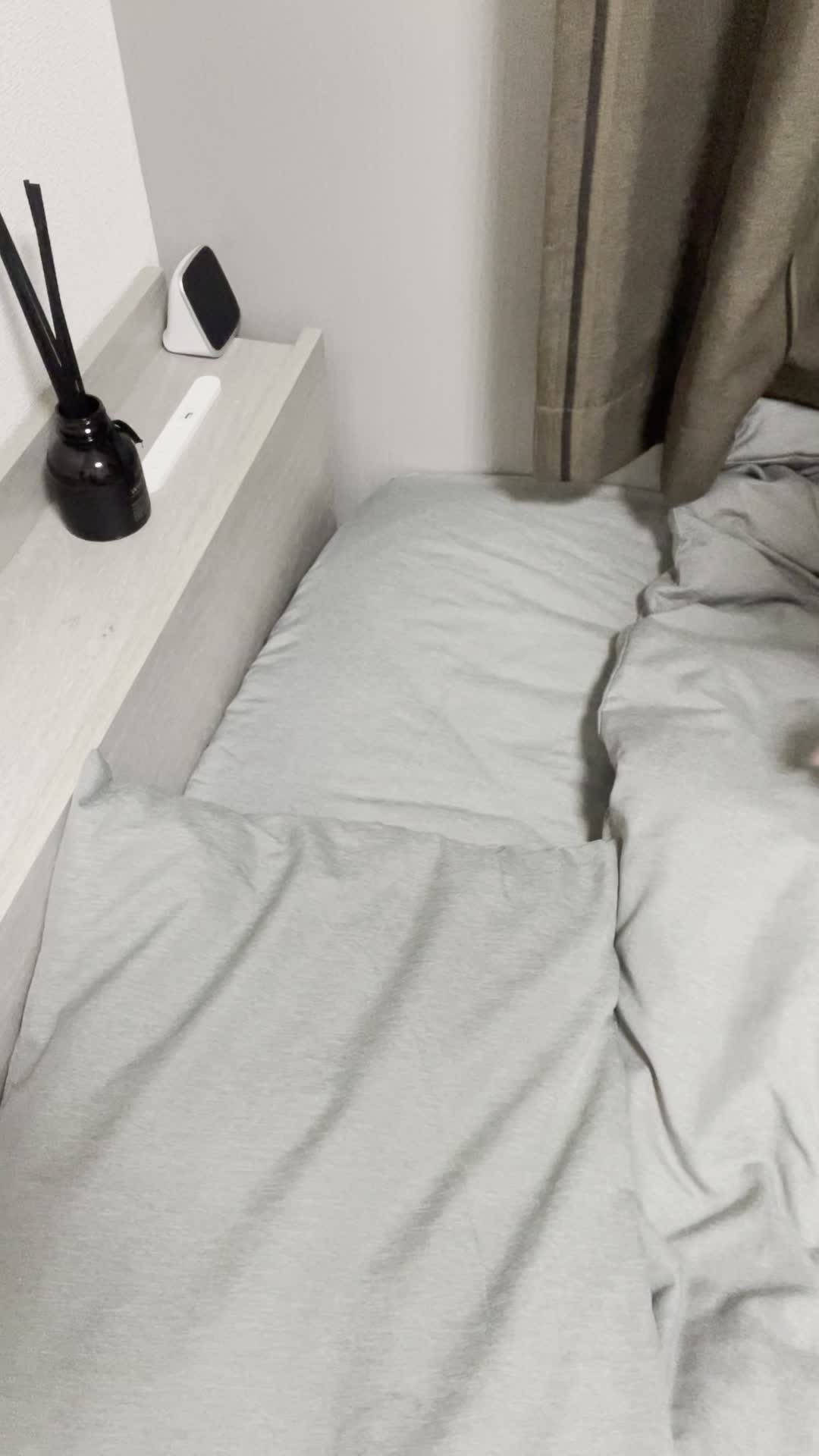 枕を直す手元