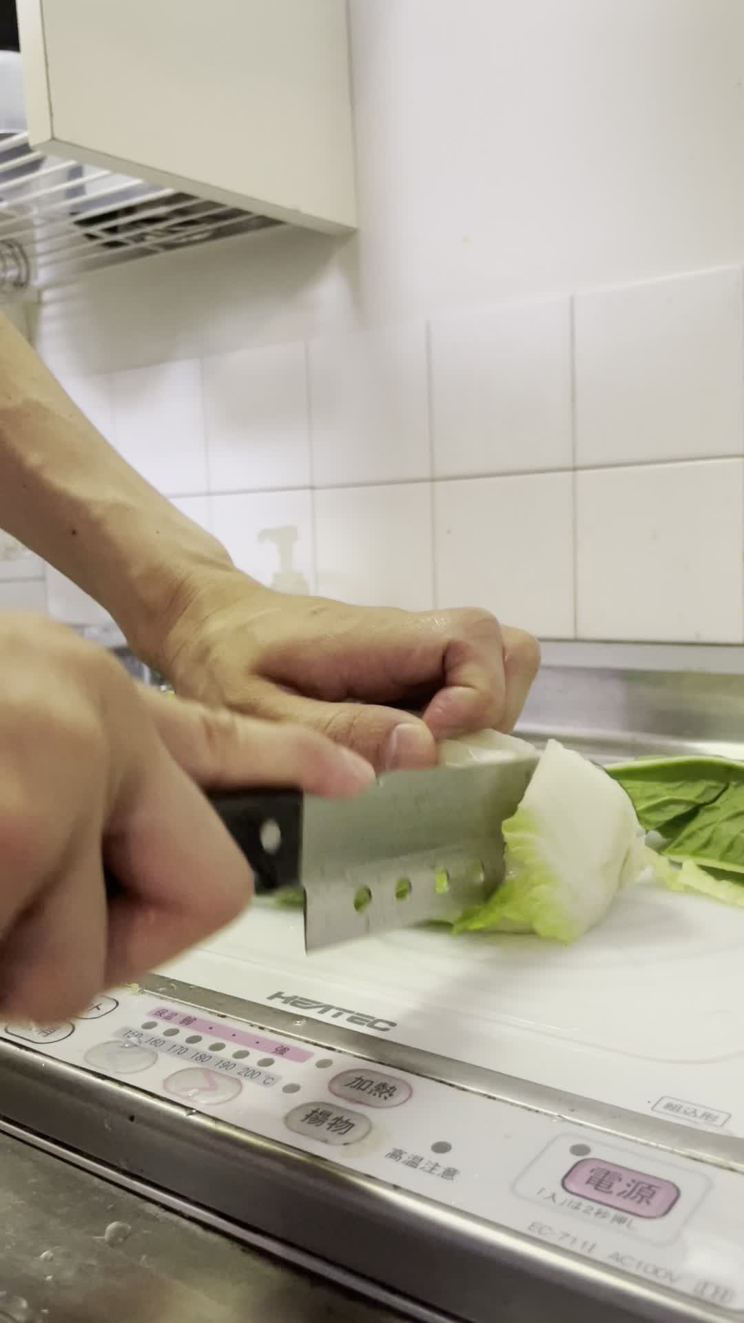 包丁で野菜を切る手元