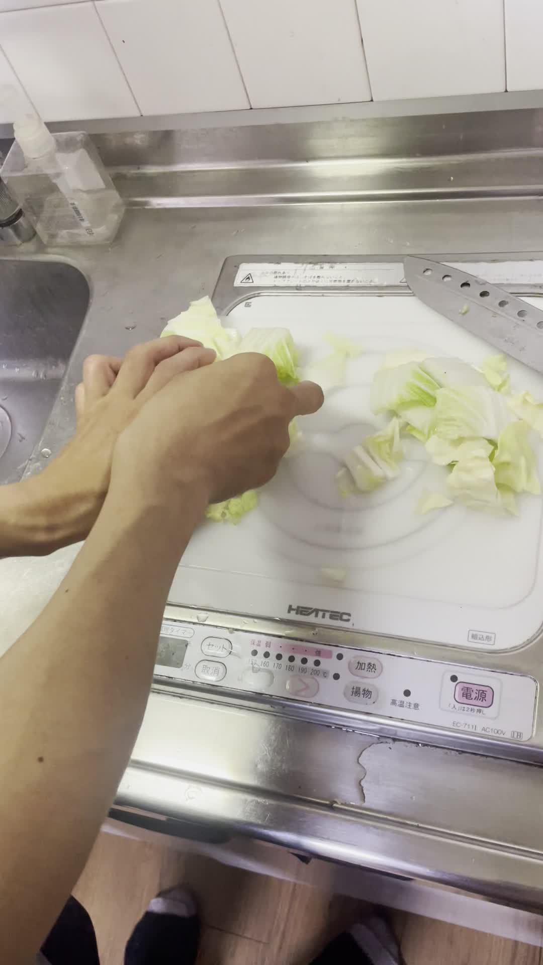 まな板の上の食材を並べる手