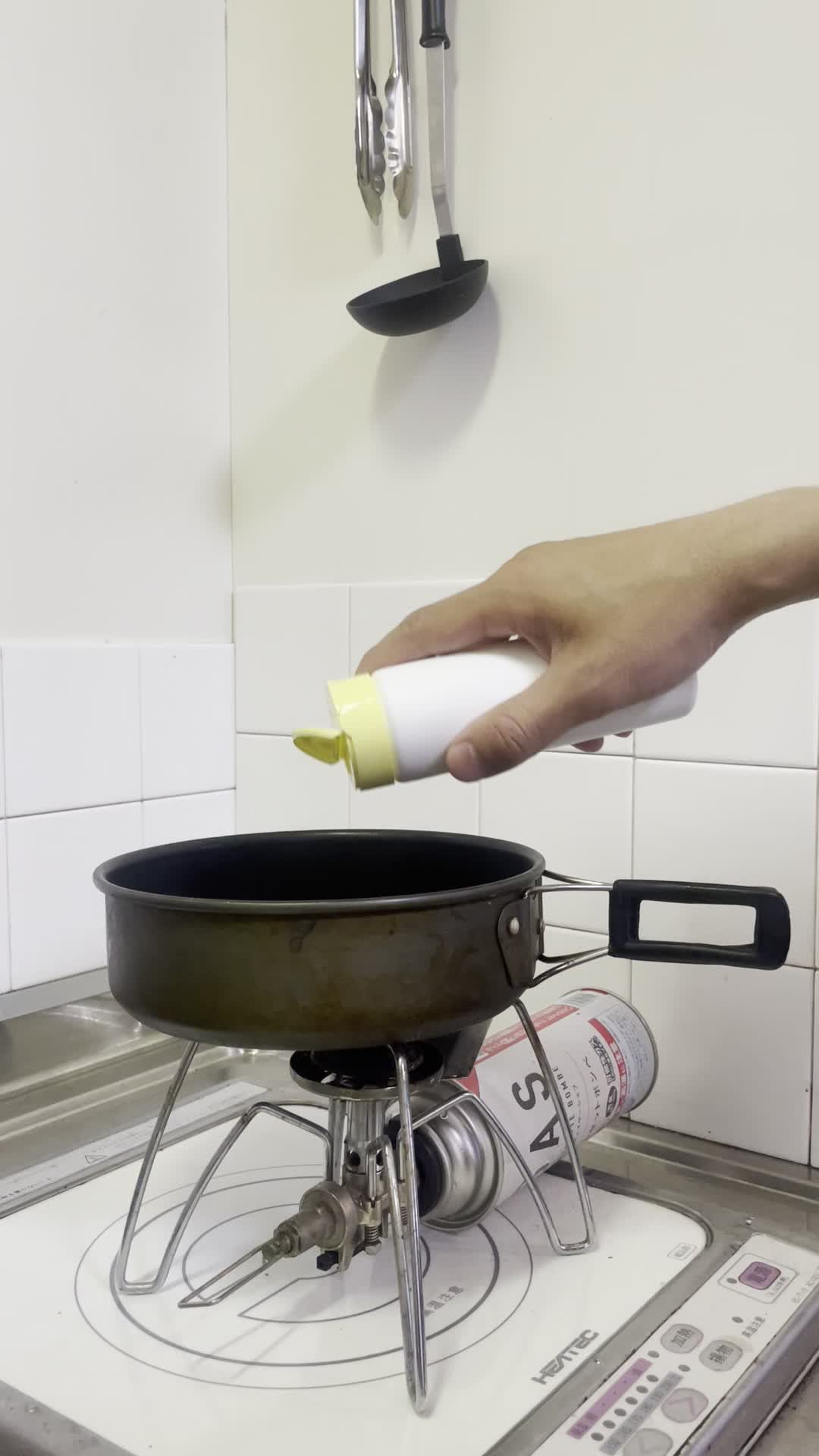 調味料を振る手元