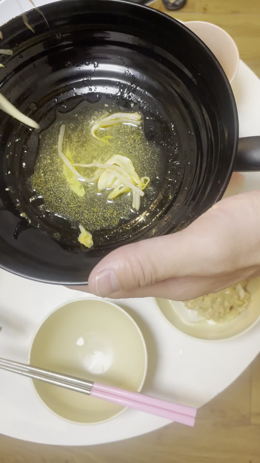 お皿に料理を盛り付ける手元