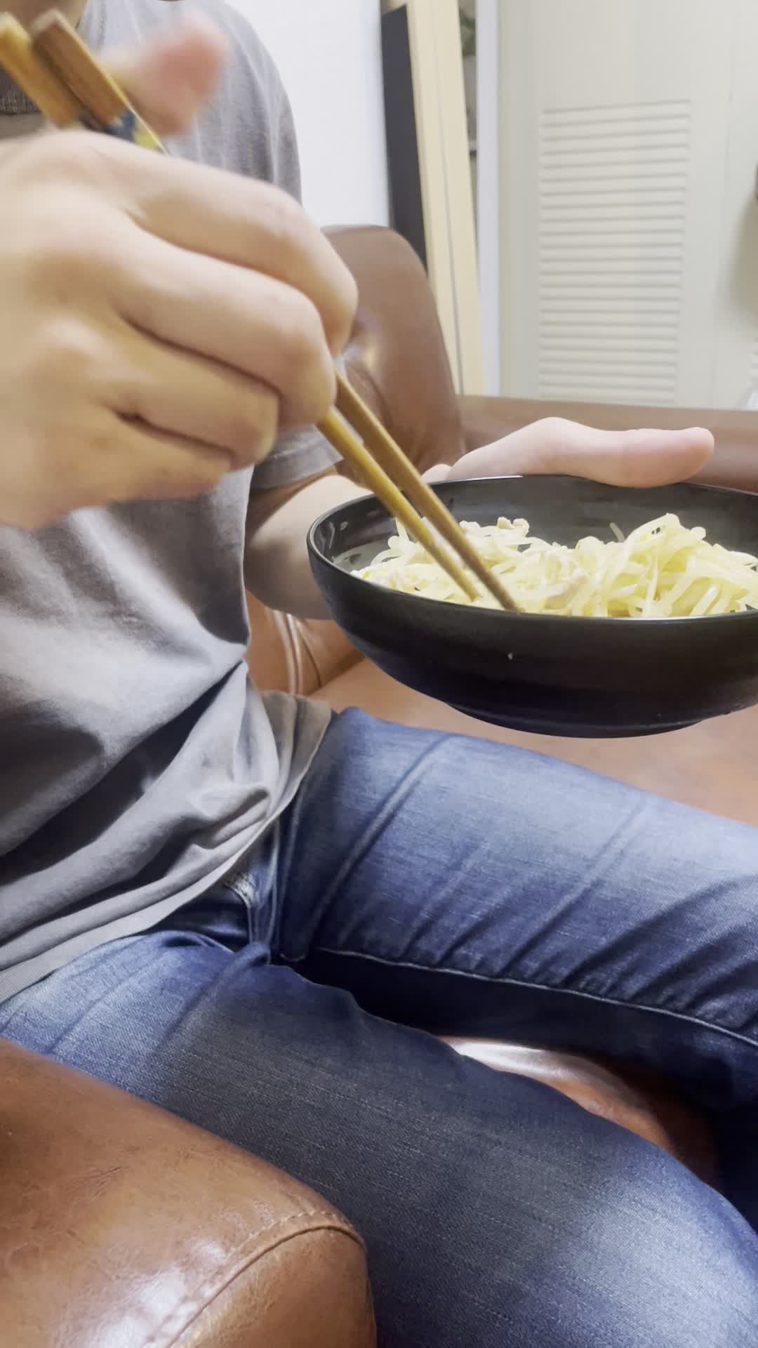 箸を持つ手元