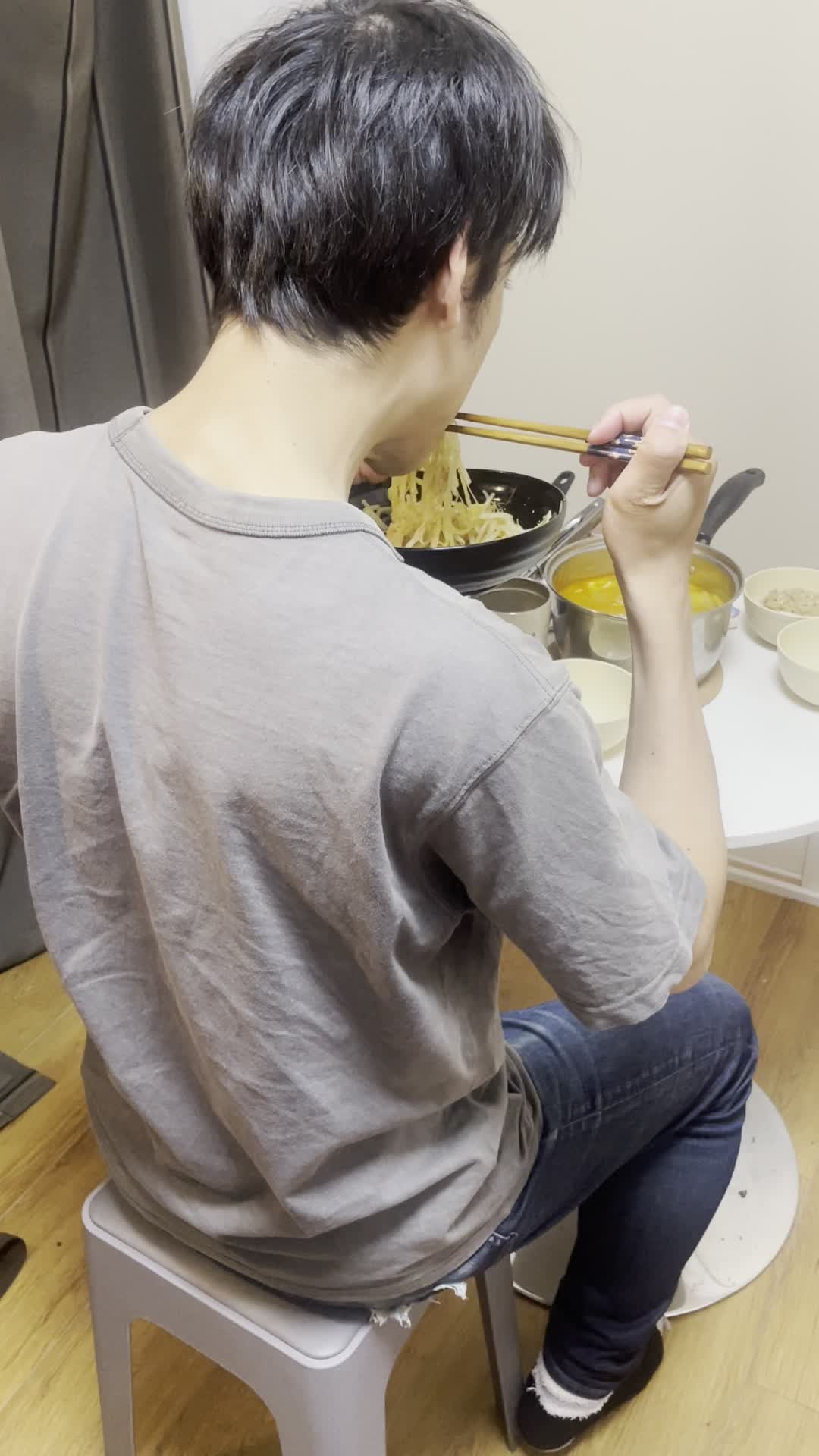 食卓に座る後ろ姿