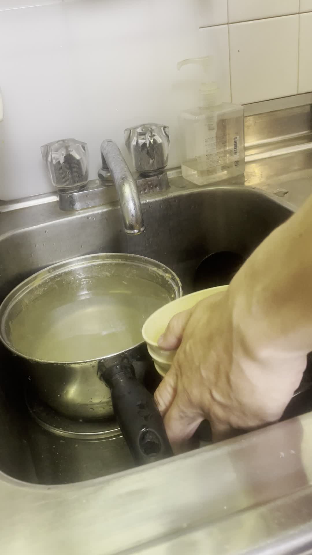食器をシンクに運ぶ手元