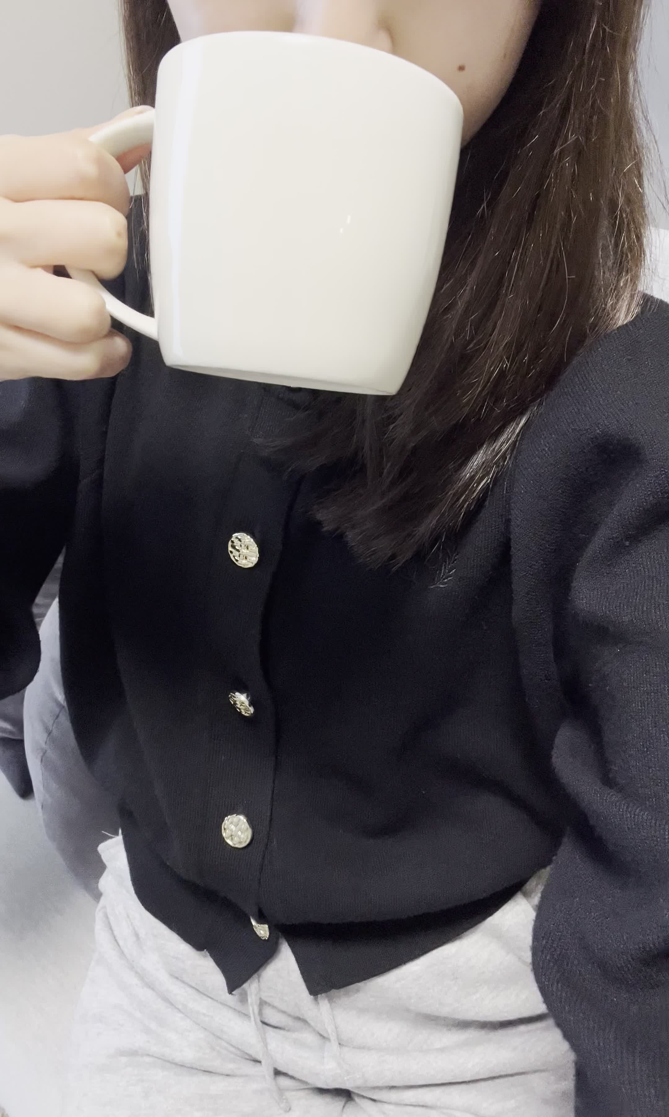 食後のコーヒーを飲む手元