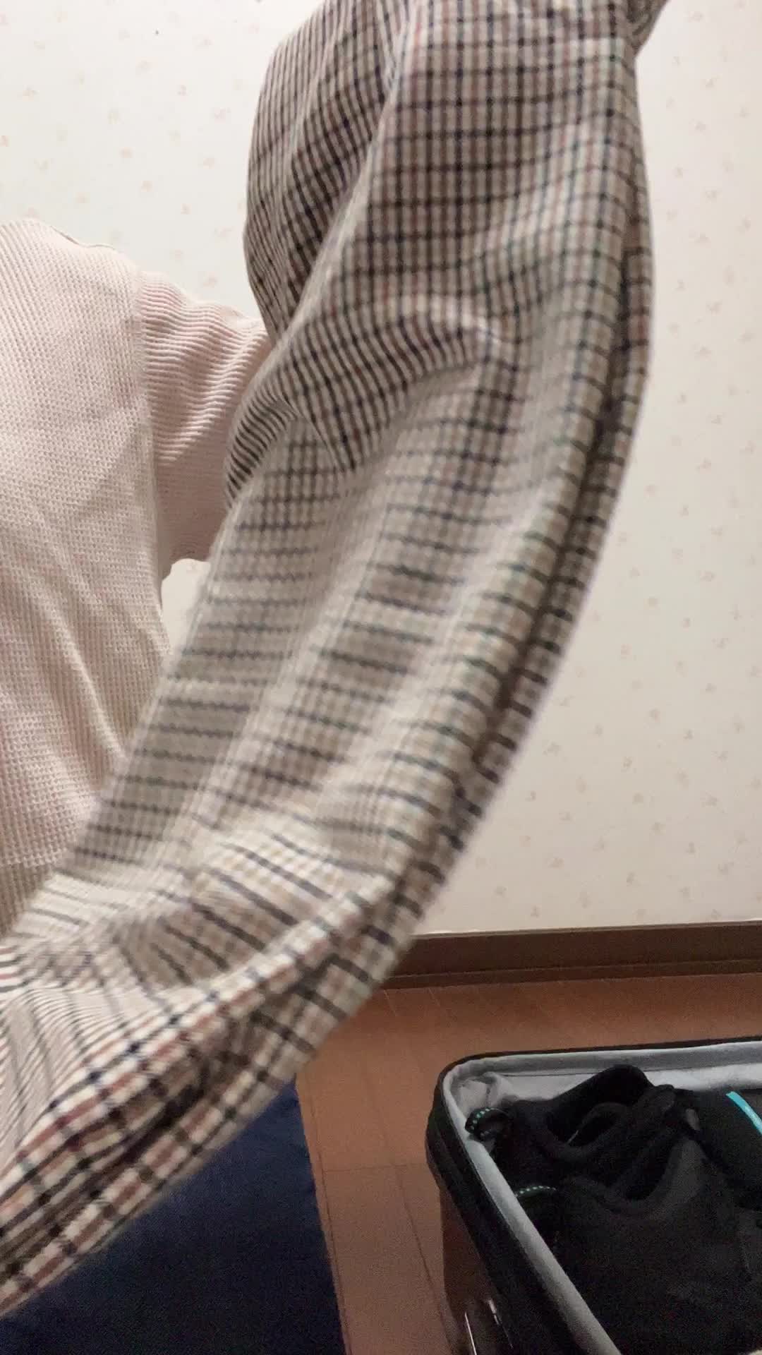 服を畳んで重ねる様子