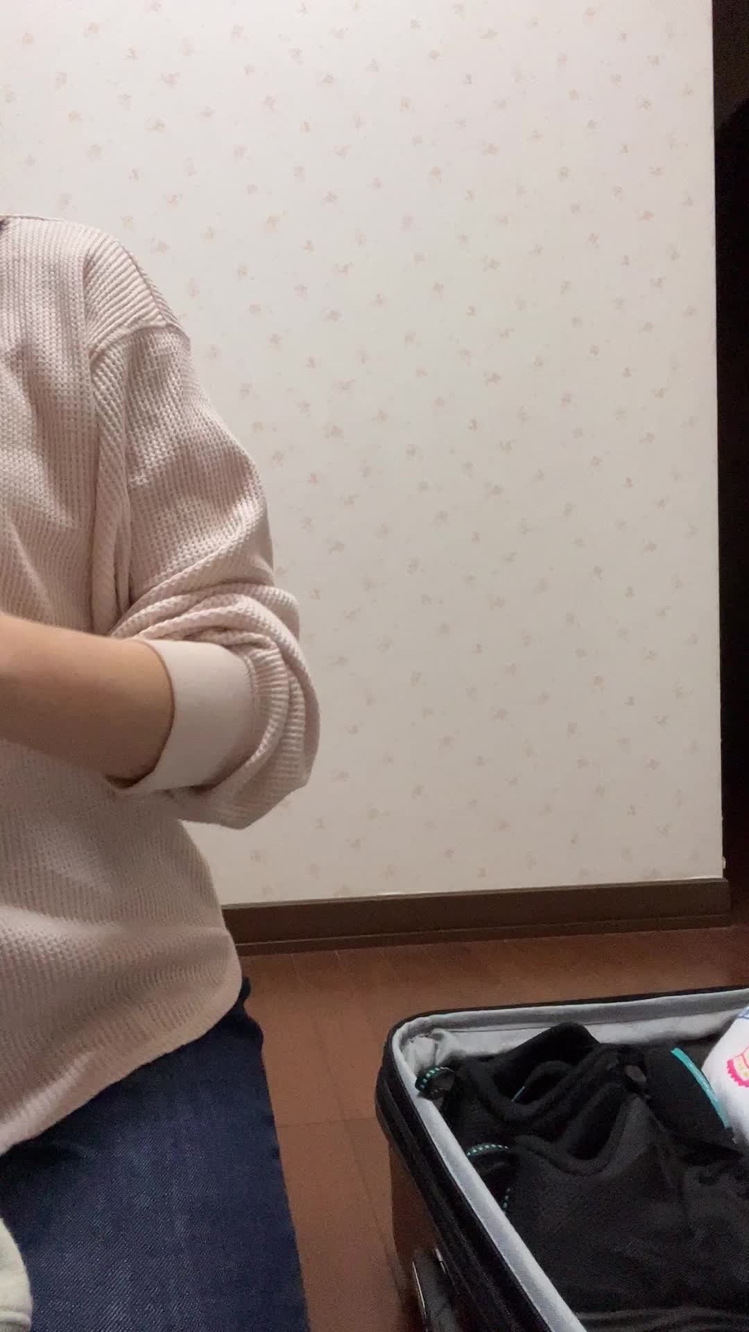 服を畳んでスーツケースに詰める手元