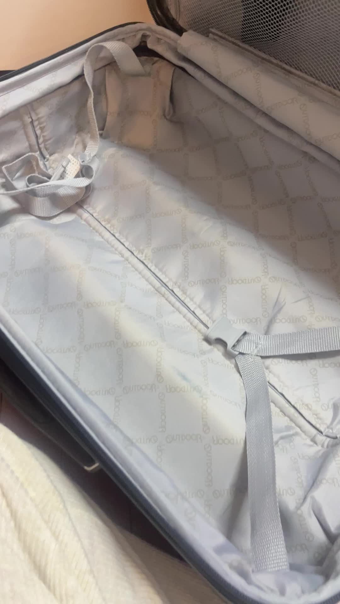 スーツケースを開ける手元