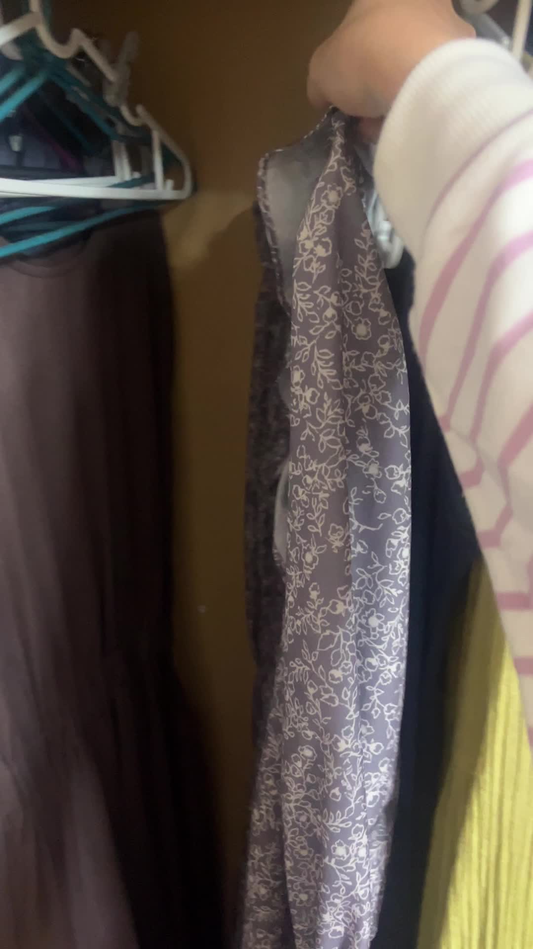 クローゼットから服を出す様子