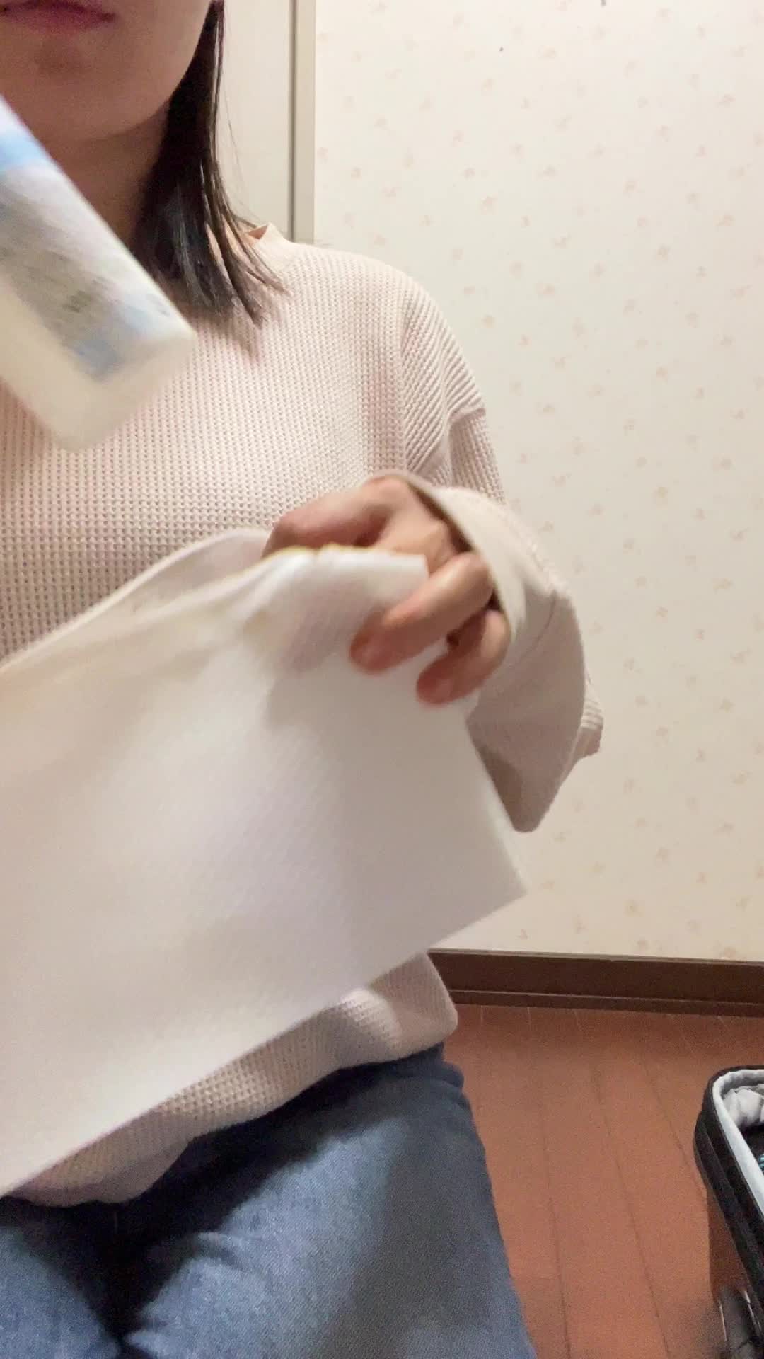 旅行用ポーチを整理する手元