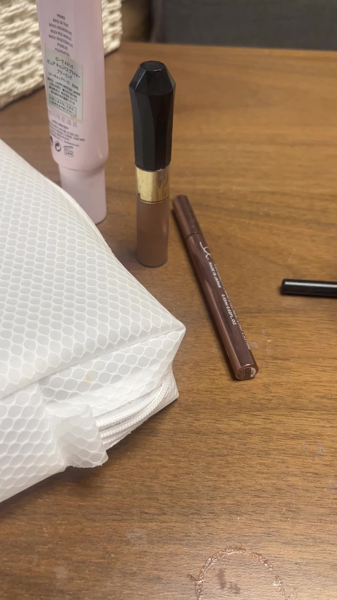 必要な小物を並べる手元
