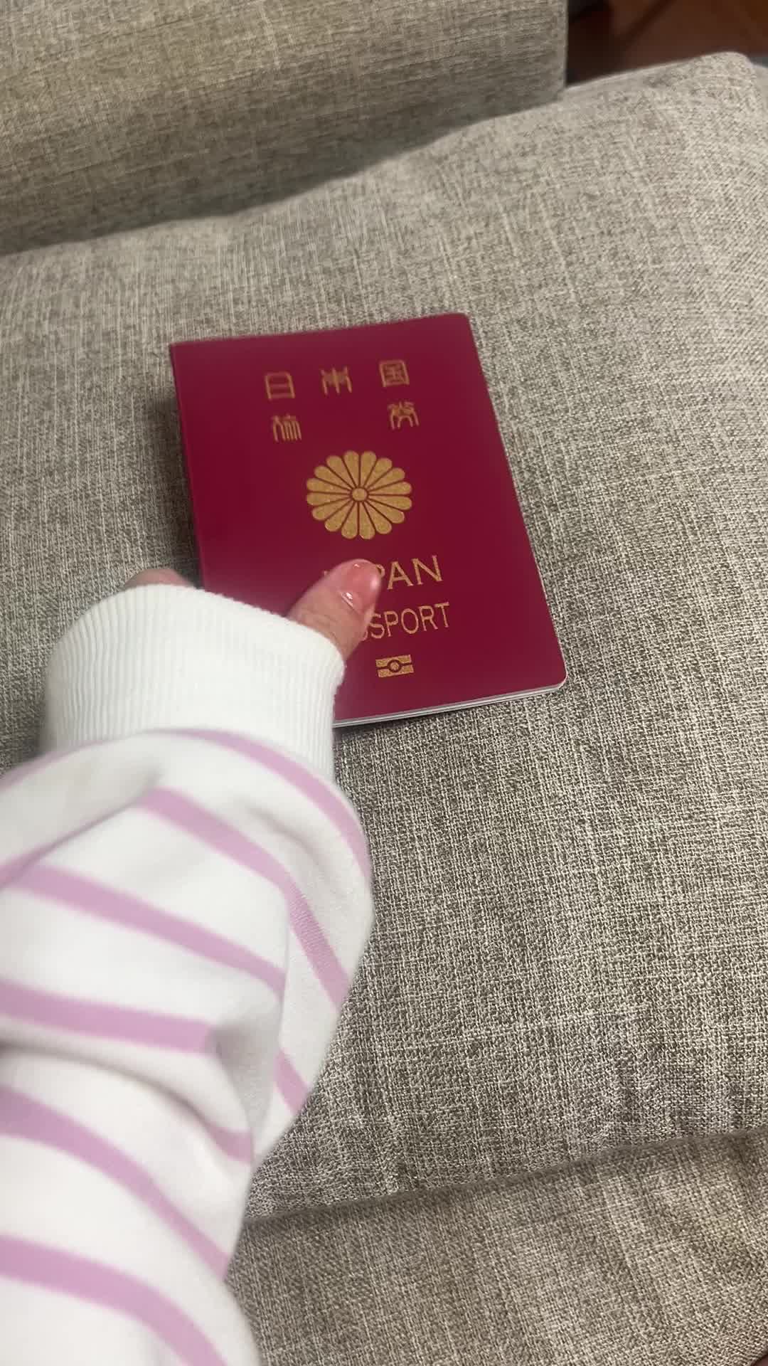 パスポートを手に取る手元