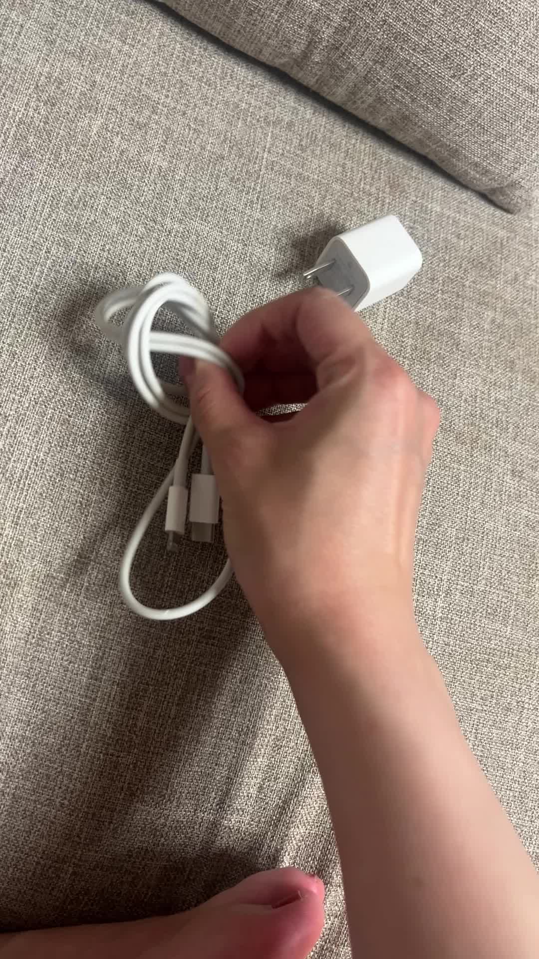 充電器をまとめる手元