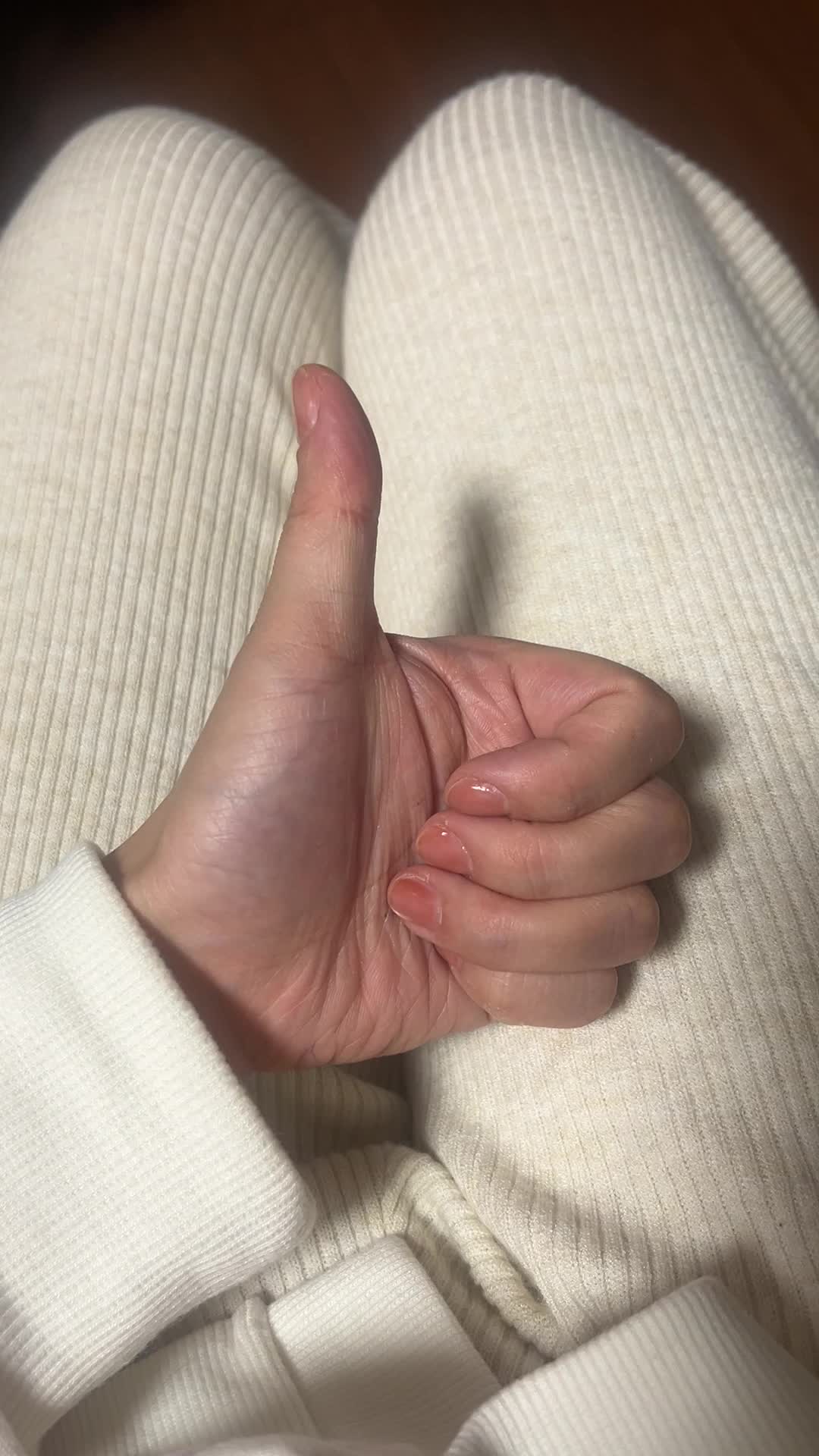 準備できたーとグッドポーズをしている手元