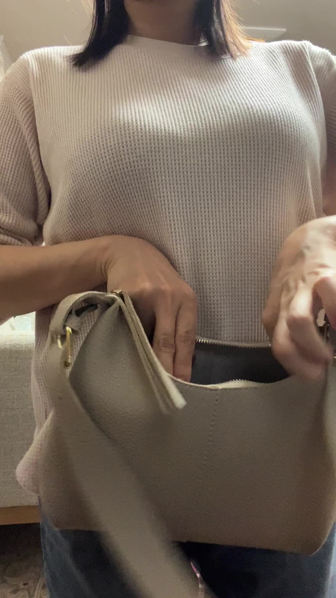 荷物をバッグに入れる手元