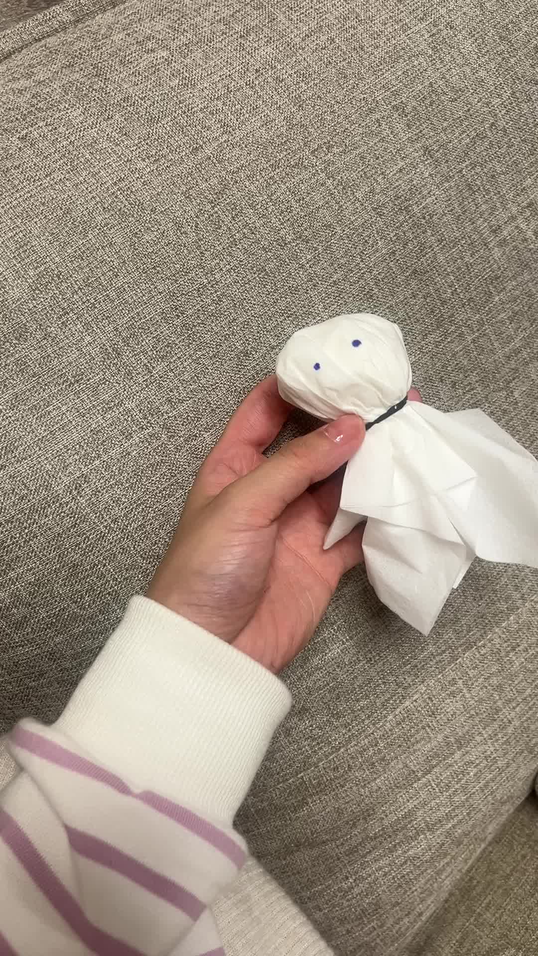 てるてる坊主を飾る手元