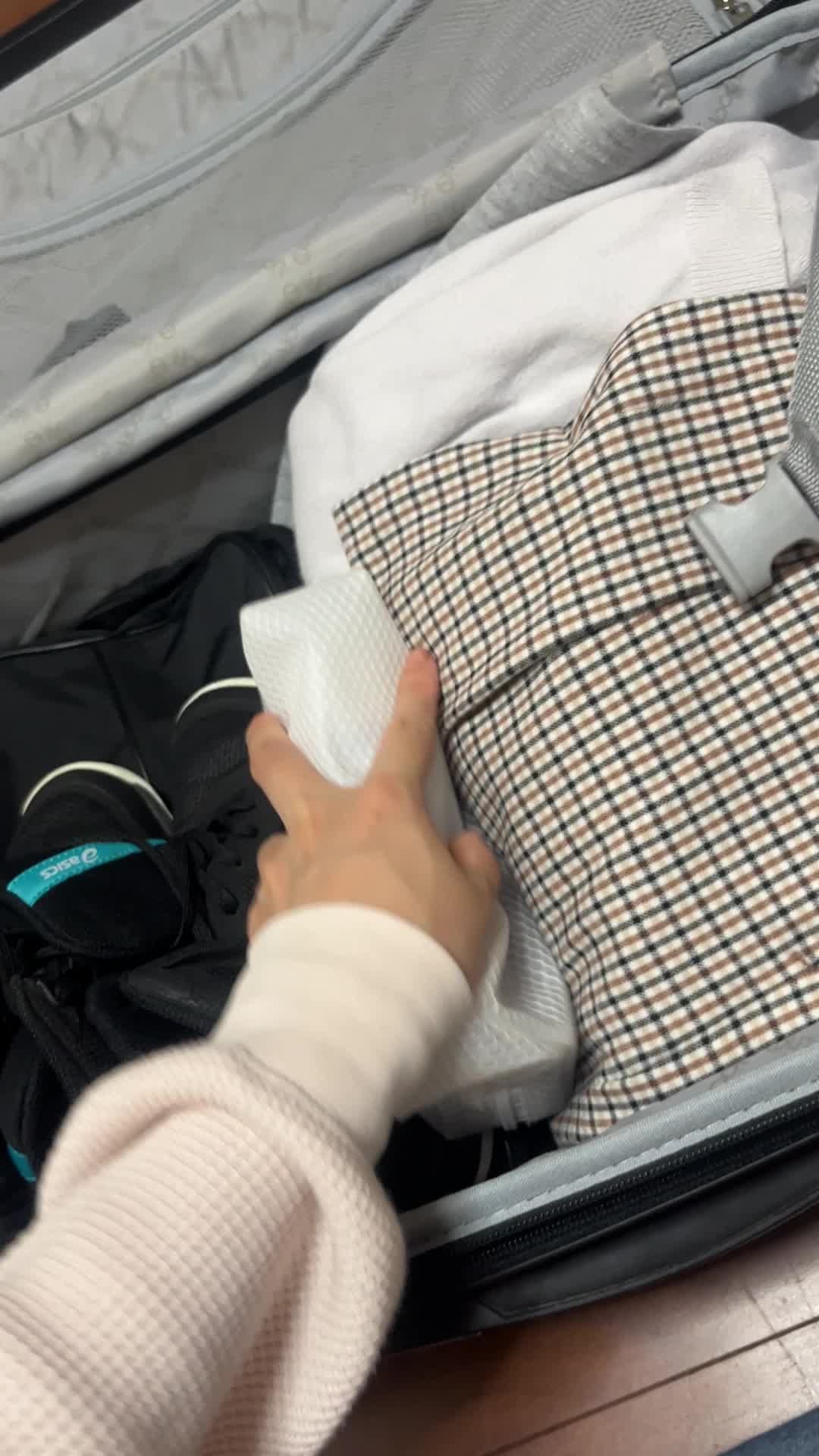 トラベルグッズを整理する手元