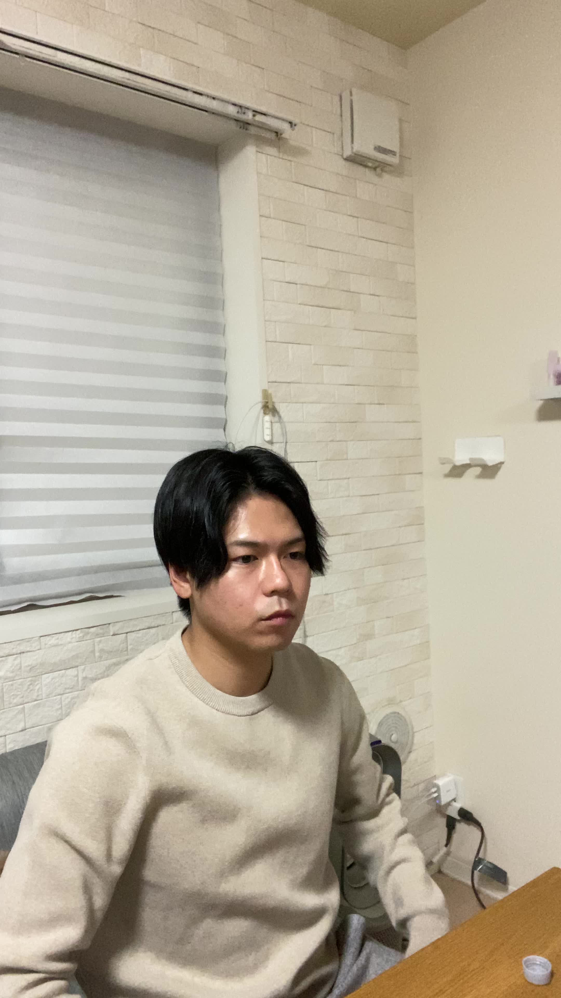 椅子から立ち上がり、「これで自信が持てるかも！」と嬉しそうな表情を浮かべる動作