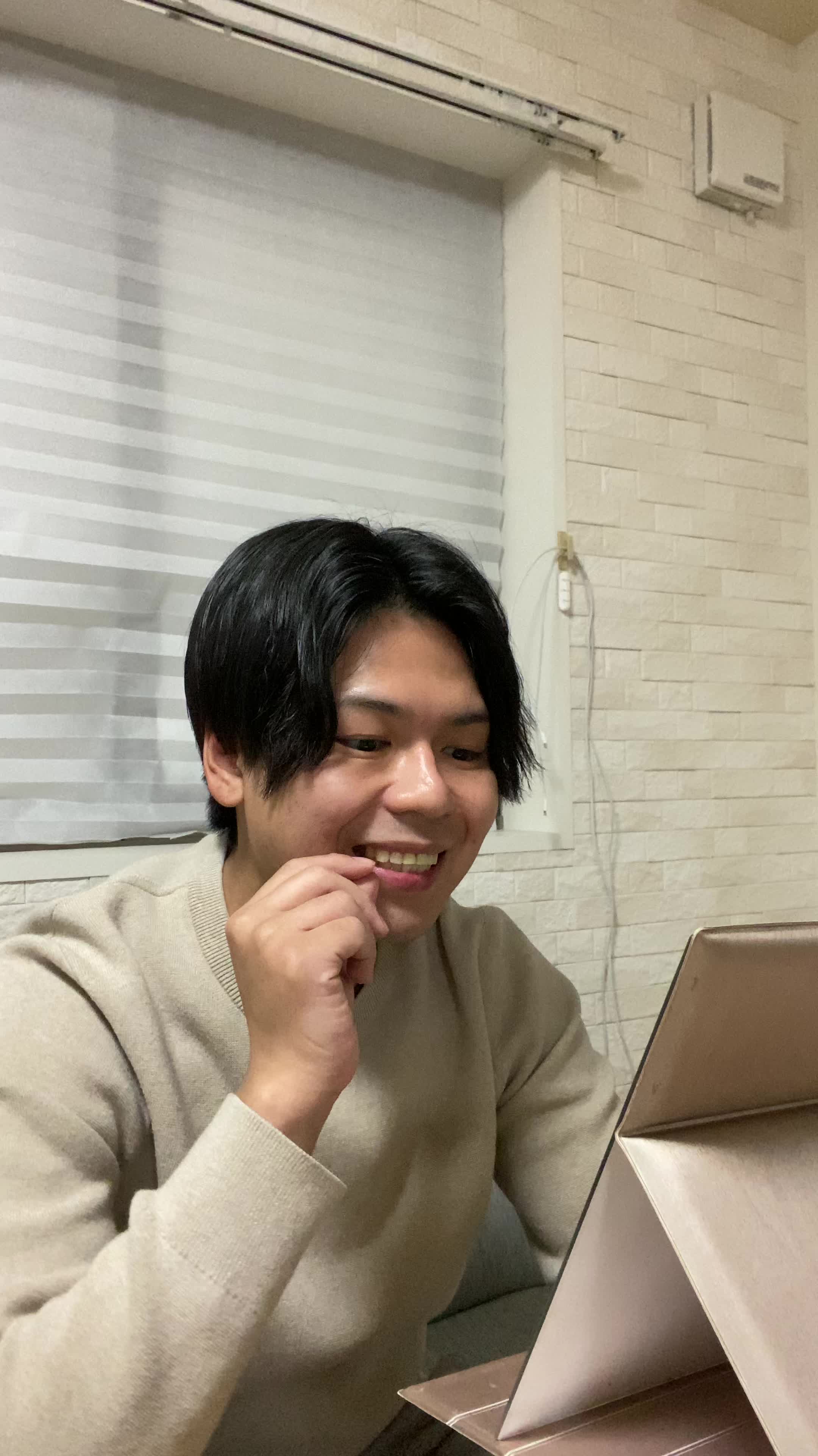 テーブルで鏡を手に取り、「これが治ったらどんな笑顔になるんだろう」と期待する様子