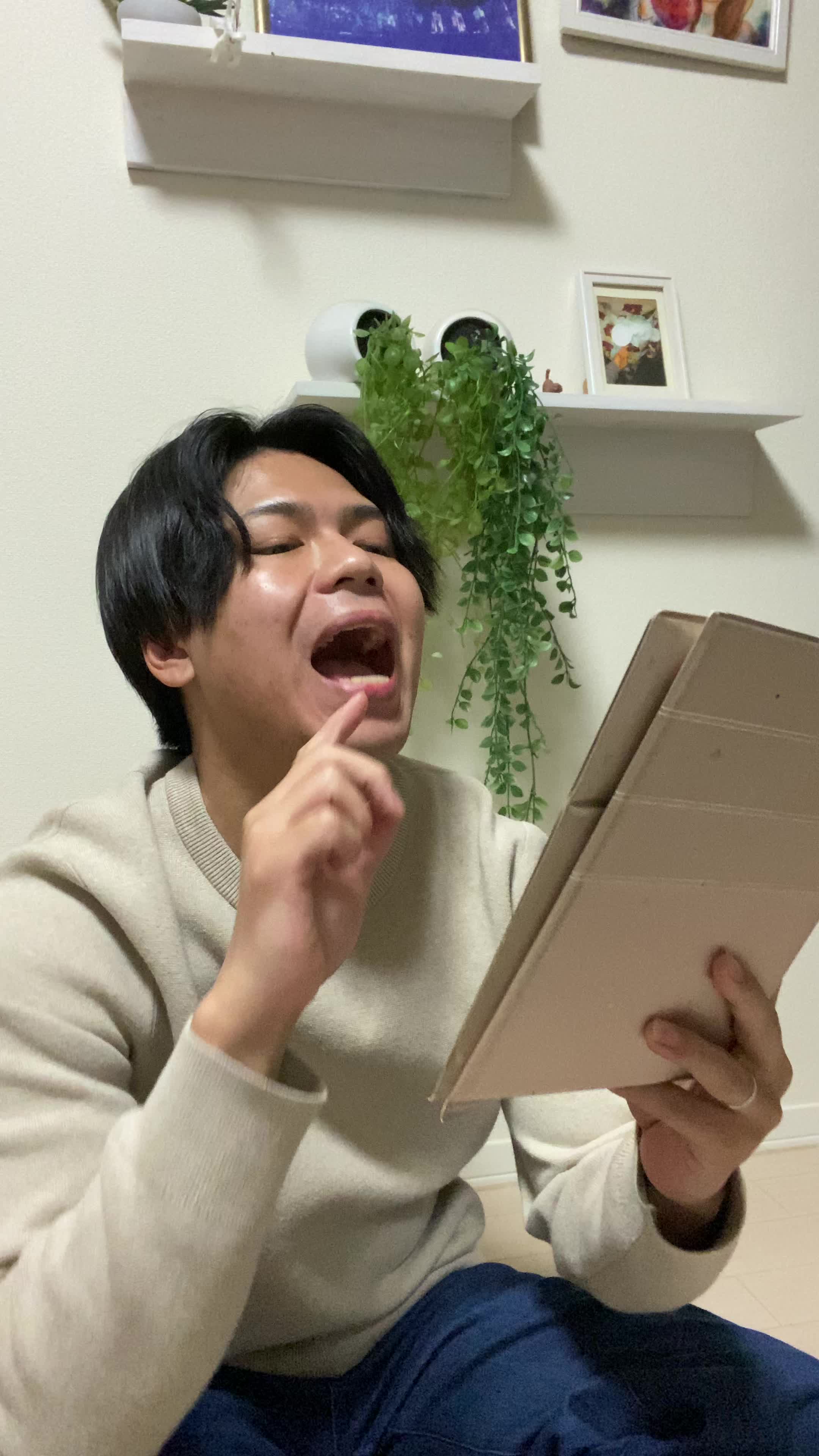 床で鏡を見つめ、「矯正器具を目立たせない工夫」を考える姿