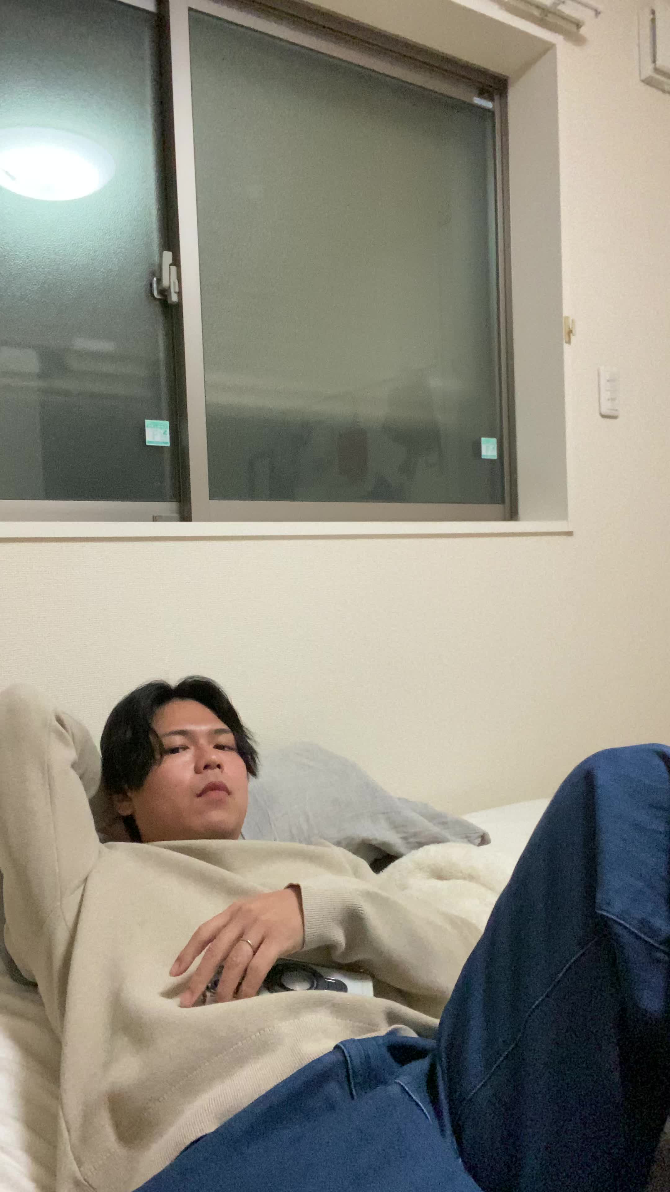 ベッドで横になり、「笑顔がもっと綺麗になるのかな？」と微笑む様子