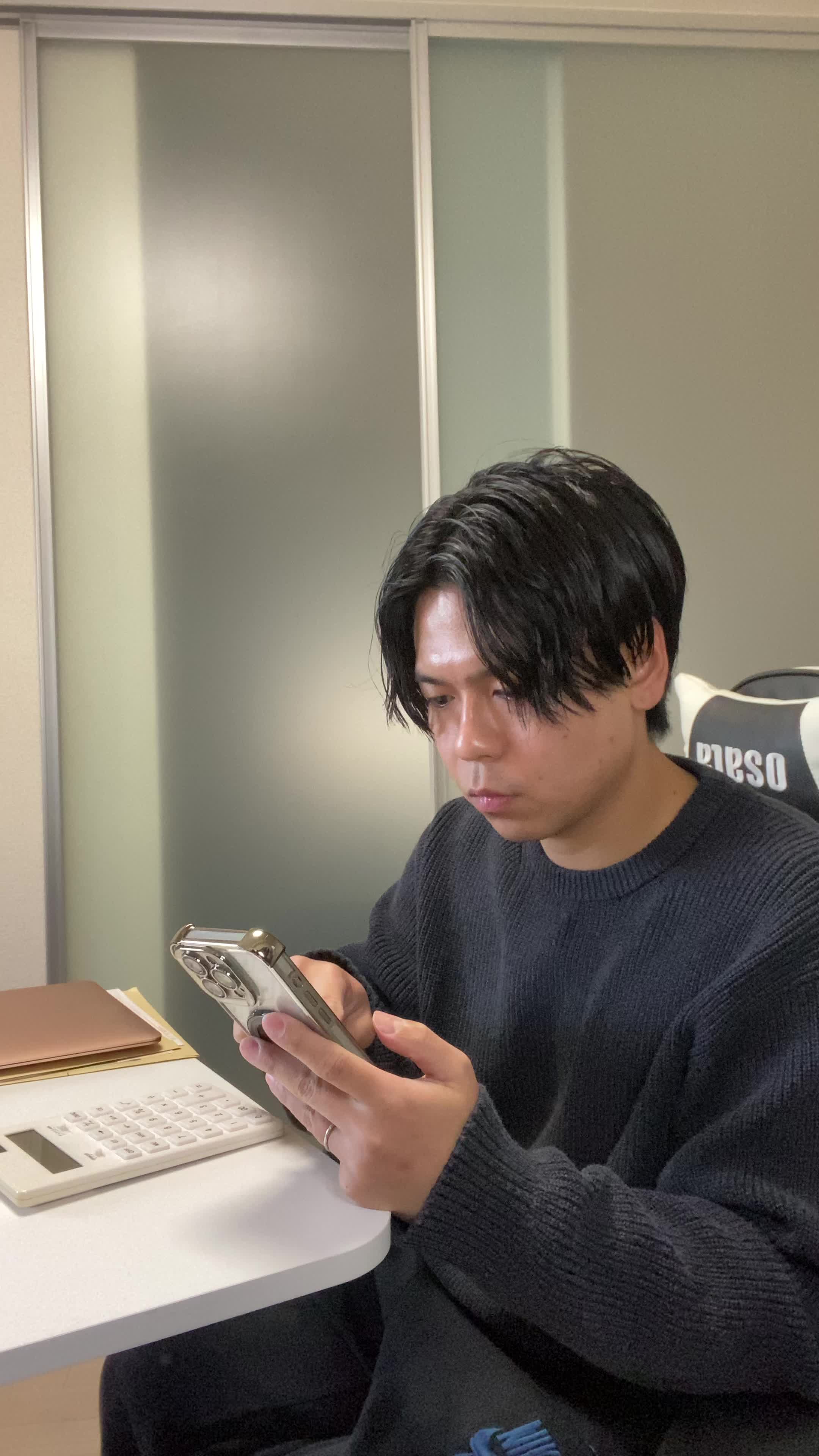 椅子に深く腰掛け、「ポイントを貯めて次回の買い物をお得にする」と計算する姿